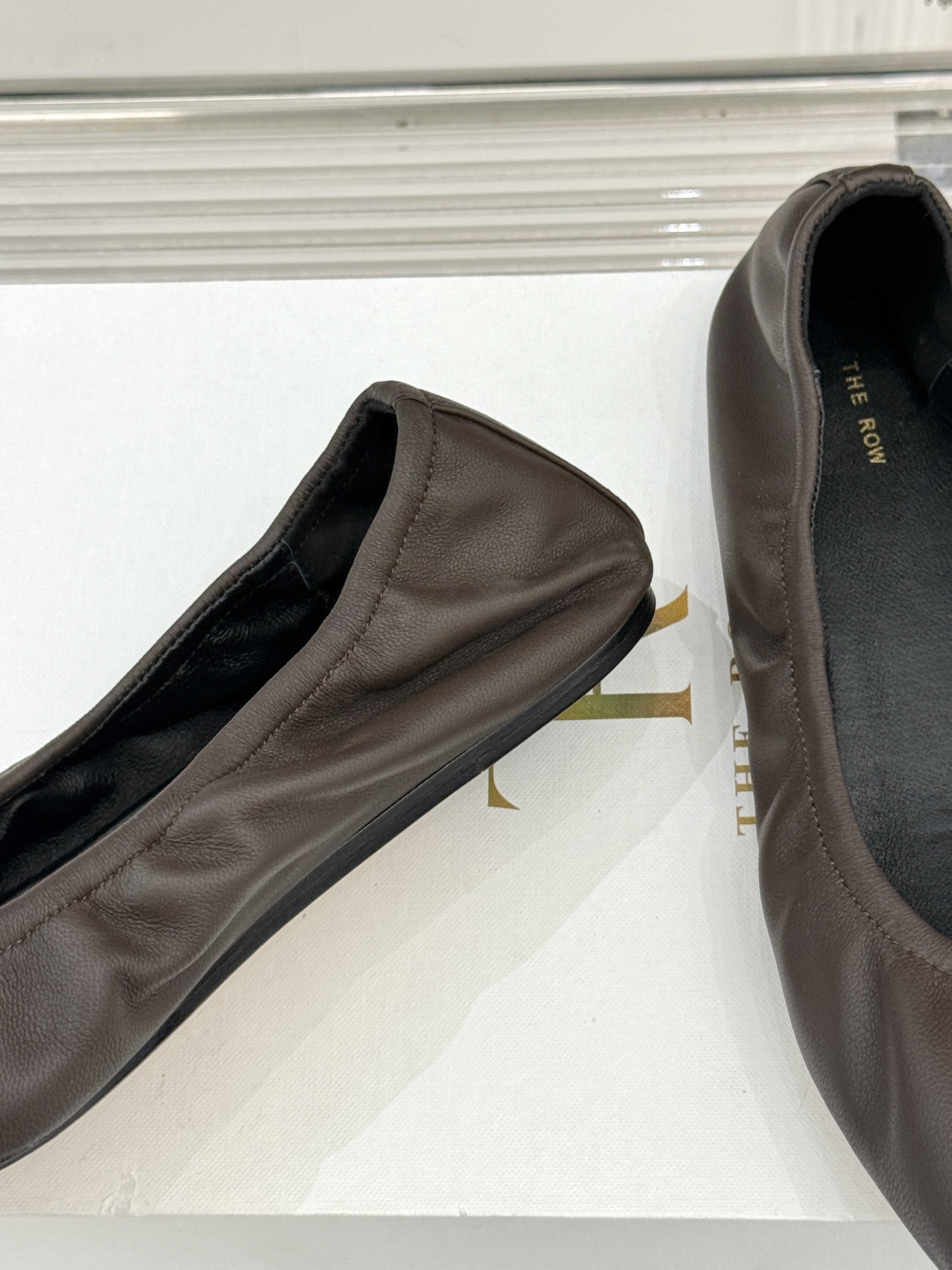 The Row26WF新品复古老钱风尖头平底奶奶鞋单鞋将品牌标志性的极简主义与复古深度融合极简没有浮夸设