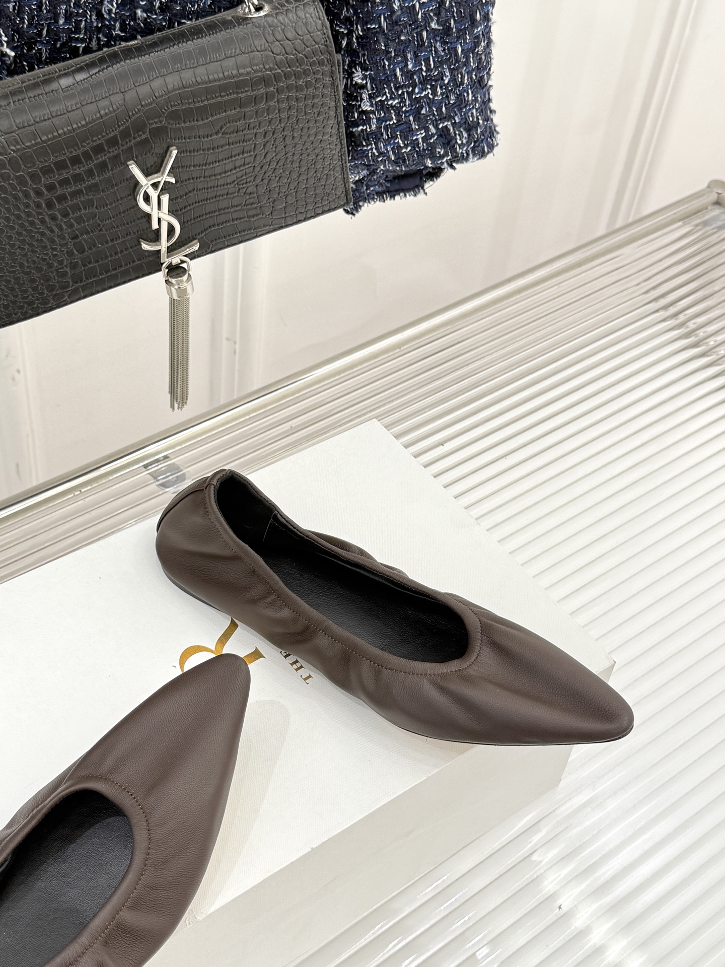 The Row26WF新品复古老钱风尖头平底奶奶鞋单鞋将品牌标志性的极简主义与复古深度融合极简没有浮夸设