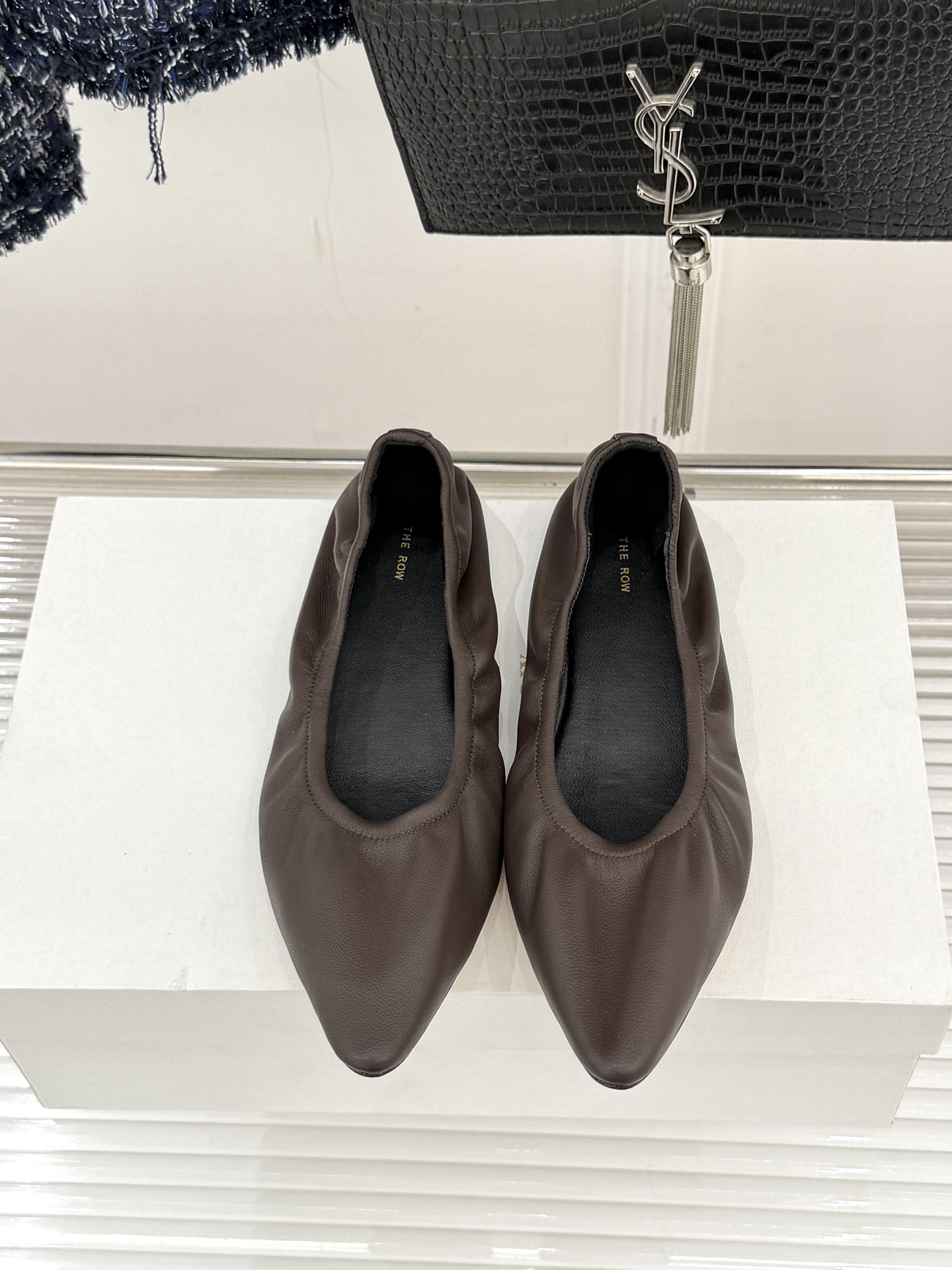 The Row26WF新品复古老钱风尖头平底奶奶鞋单鞋将品牌标志性的极简主义与复古深度融合极简没有浮夸设