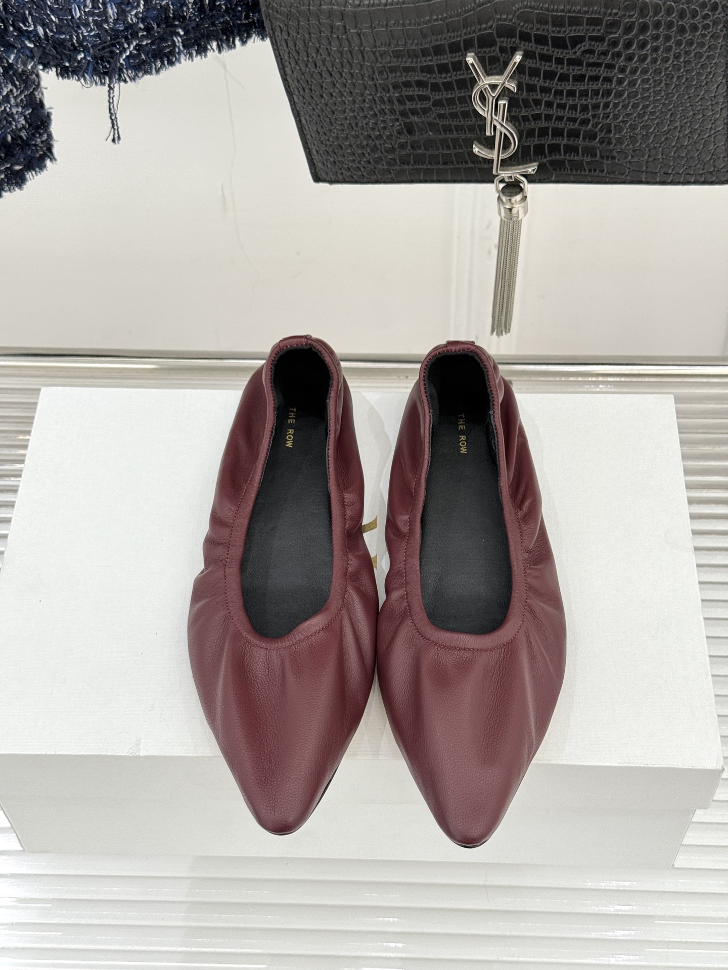 The Row26WF新品复古老钱风尖头平底奶奶鞋单鞋将品牌标志性的极简主义与复古深度融合极简没有浮夸设