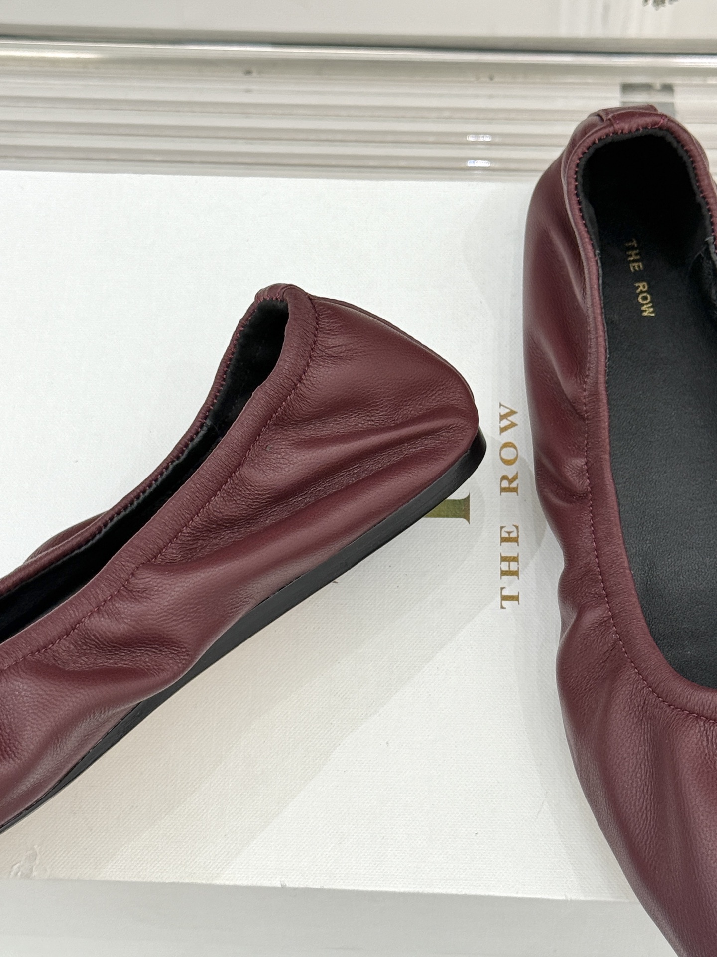 The Row26WF新品复古老钱风尖头平底奶奶鞋单鞋将品牌标志性的极简主义与复古深度融合极简没有浮夸设