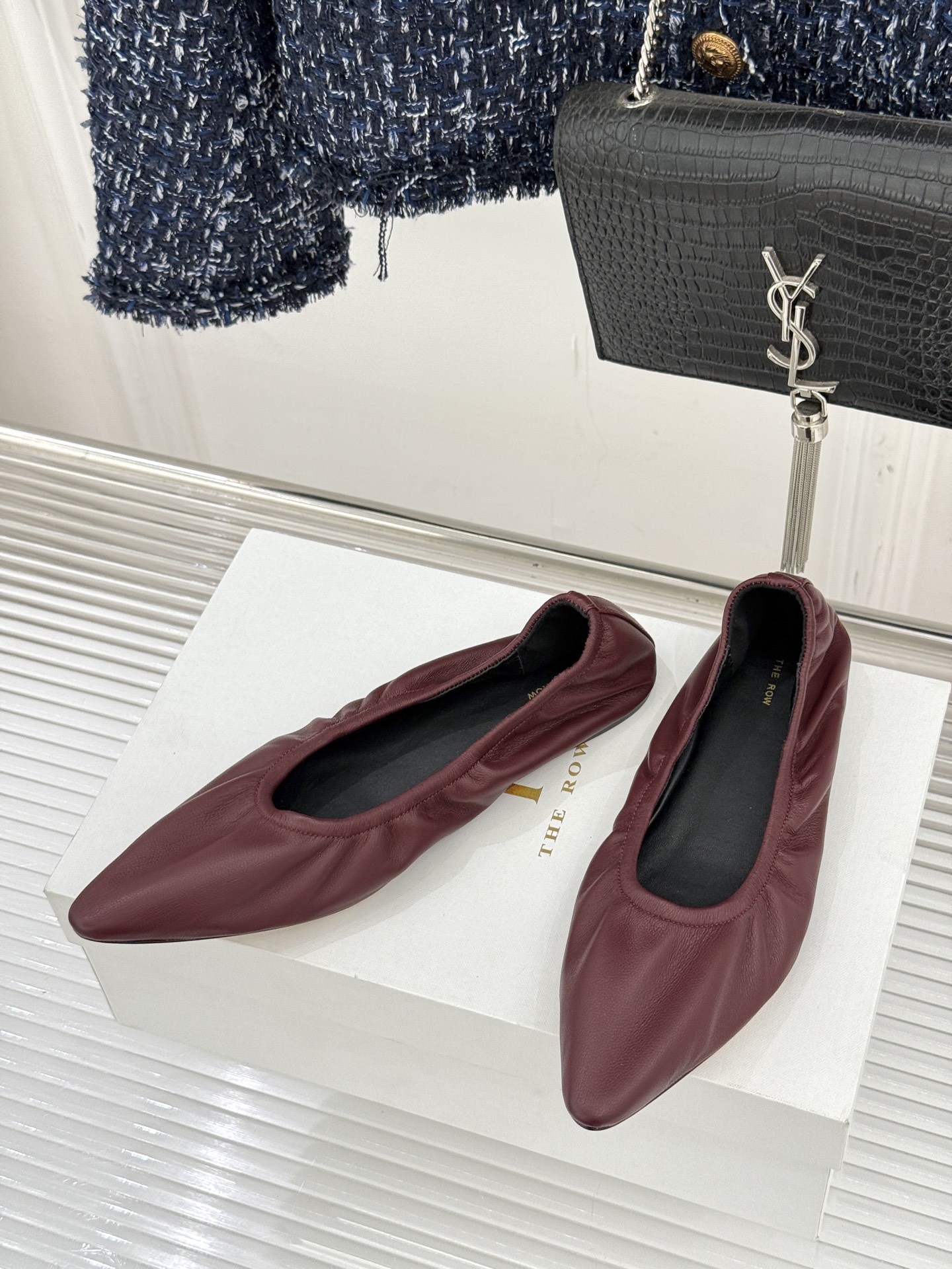 The Row26WF新品复古老钱风尖头平底奶奶鞋单鞋将品牌标志性的极简主义与复古深度融合极简没有浮夸设