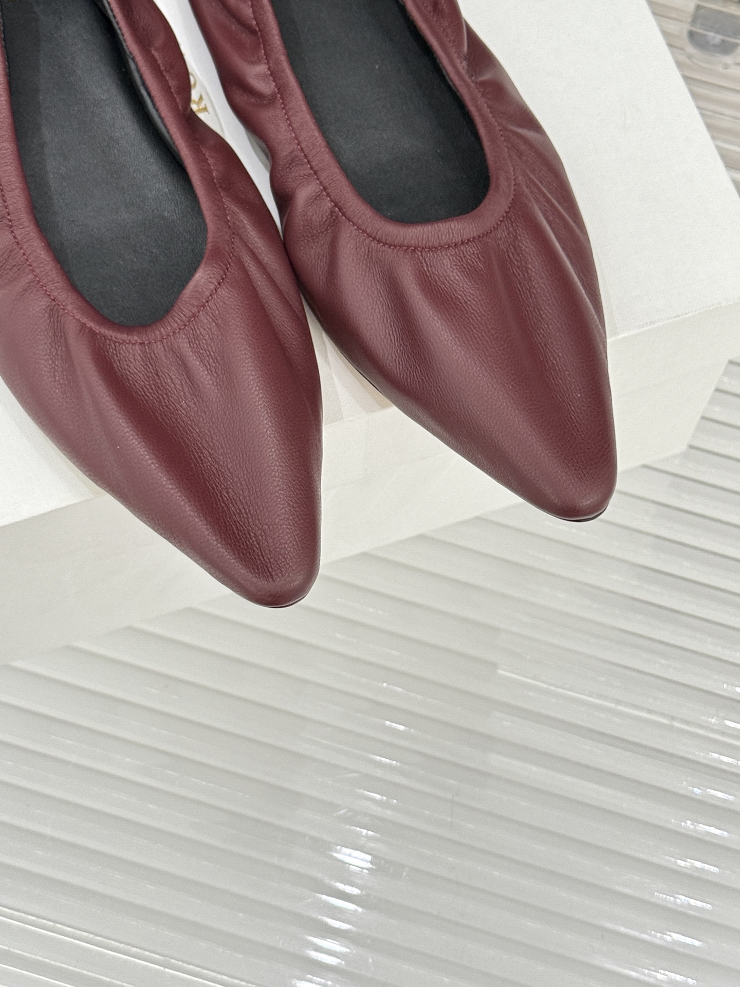 The Row26WF新品复古老钱风尖头平底奶奶鞋单鞋将品牌标志性的极简主义与复古深度融合极简没有浮夸设