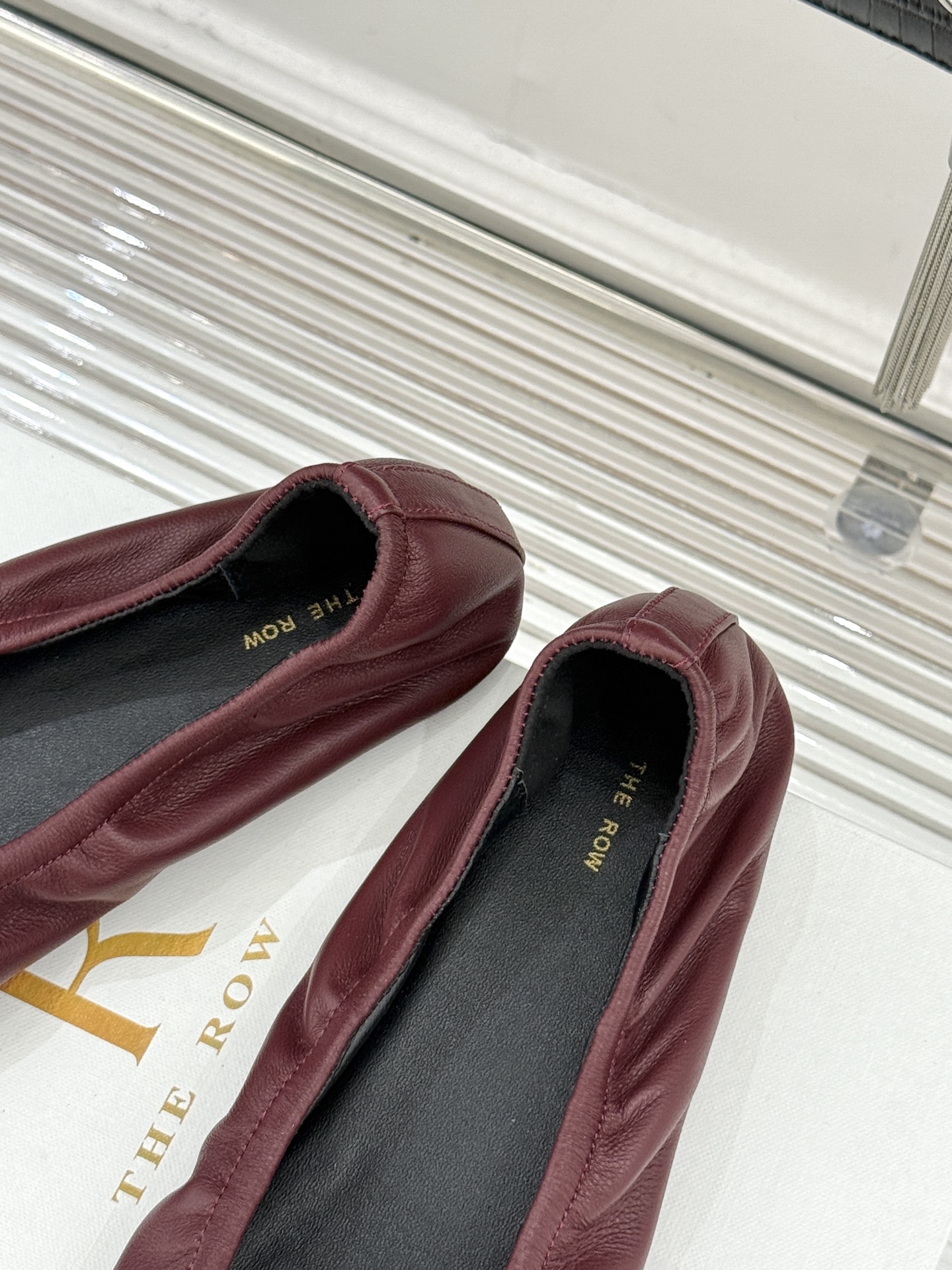 The Row26WF新品复古老钱风尖头平底奶奶鞋单鞋将品牌标志性的极简主义与复古深度融合极简没有浮夸设