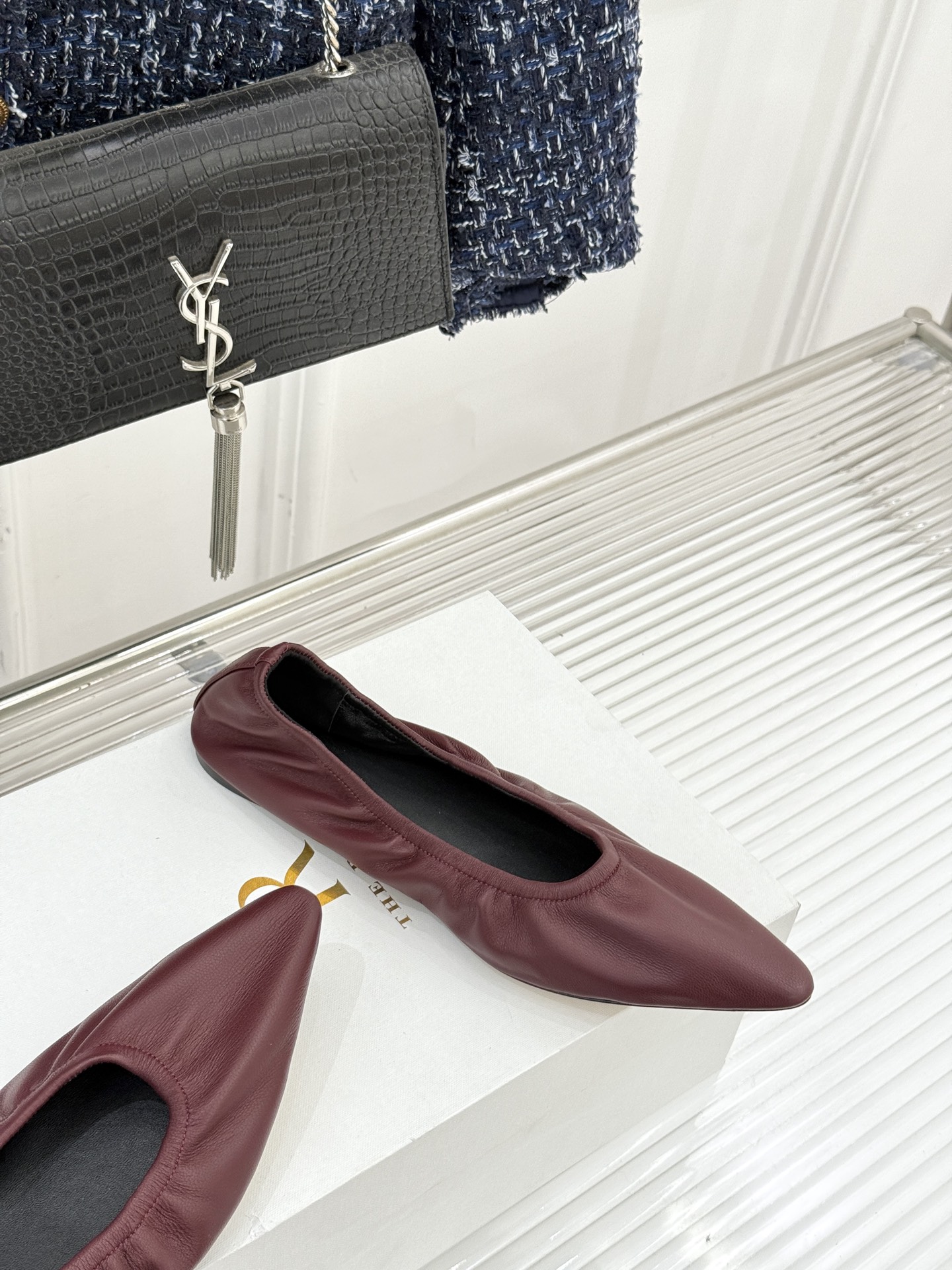 The Row26WF新品复古老钱风尖头平底奶奶鞋单鞋将品牌标志性的极简主义与复古深度融合极简没有浮夸设