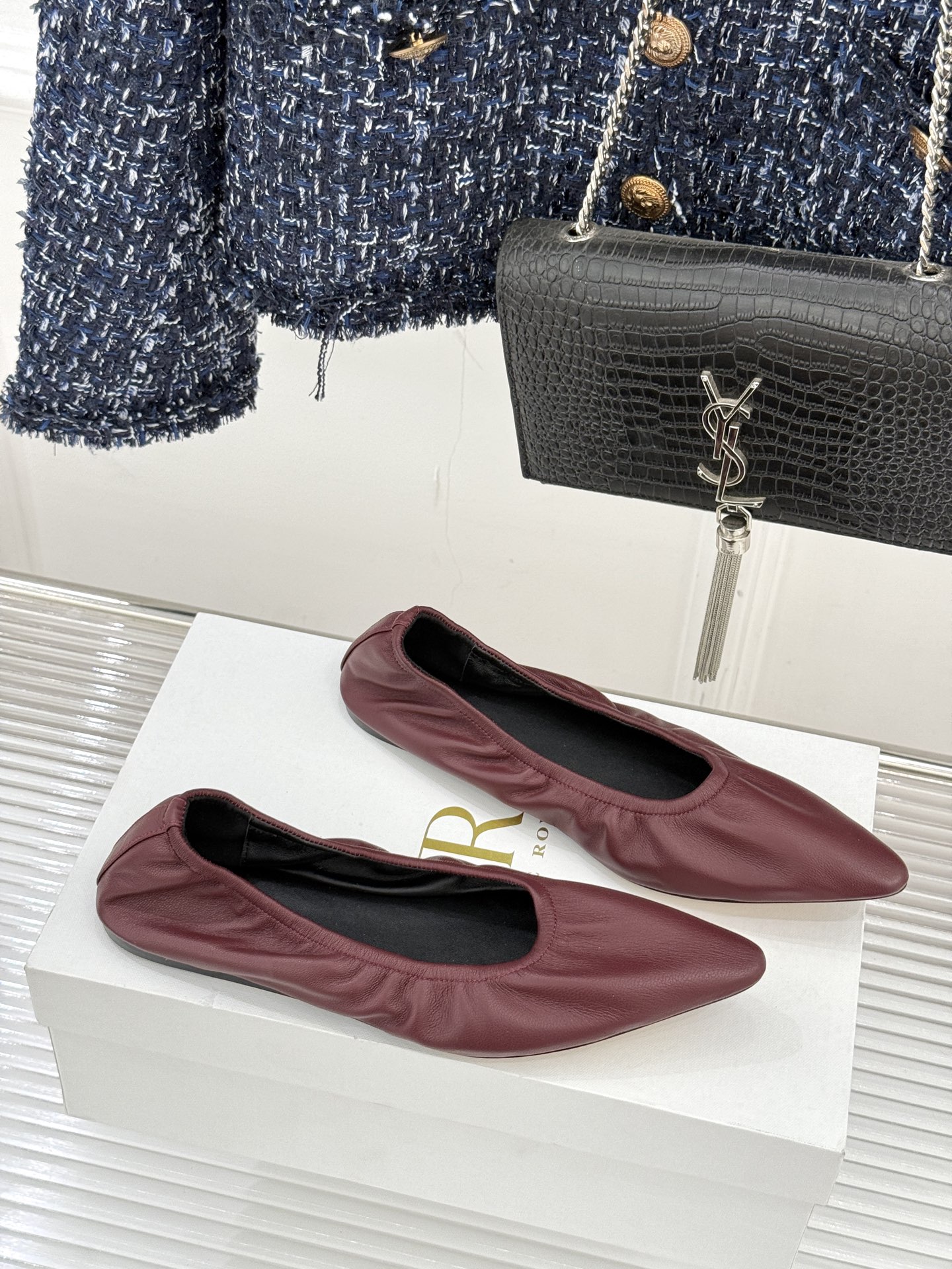 The Row26WF新品复古老钱风尖头平底奶奶鞋单鞋将品牌标志性的极简主义与复古深度融合极简没有浮夸设