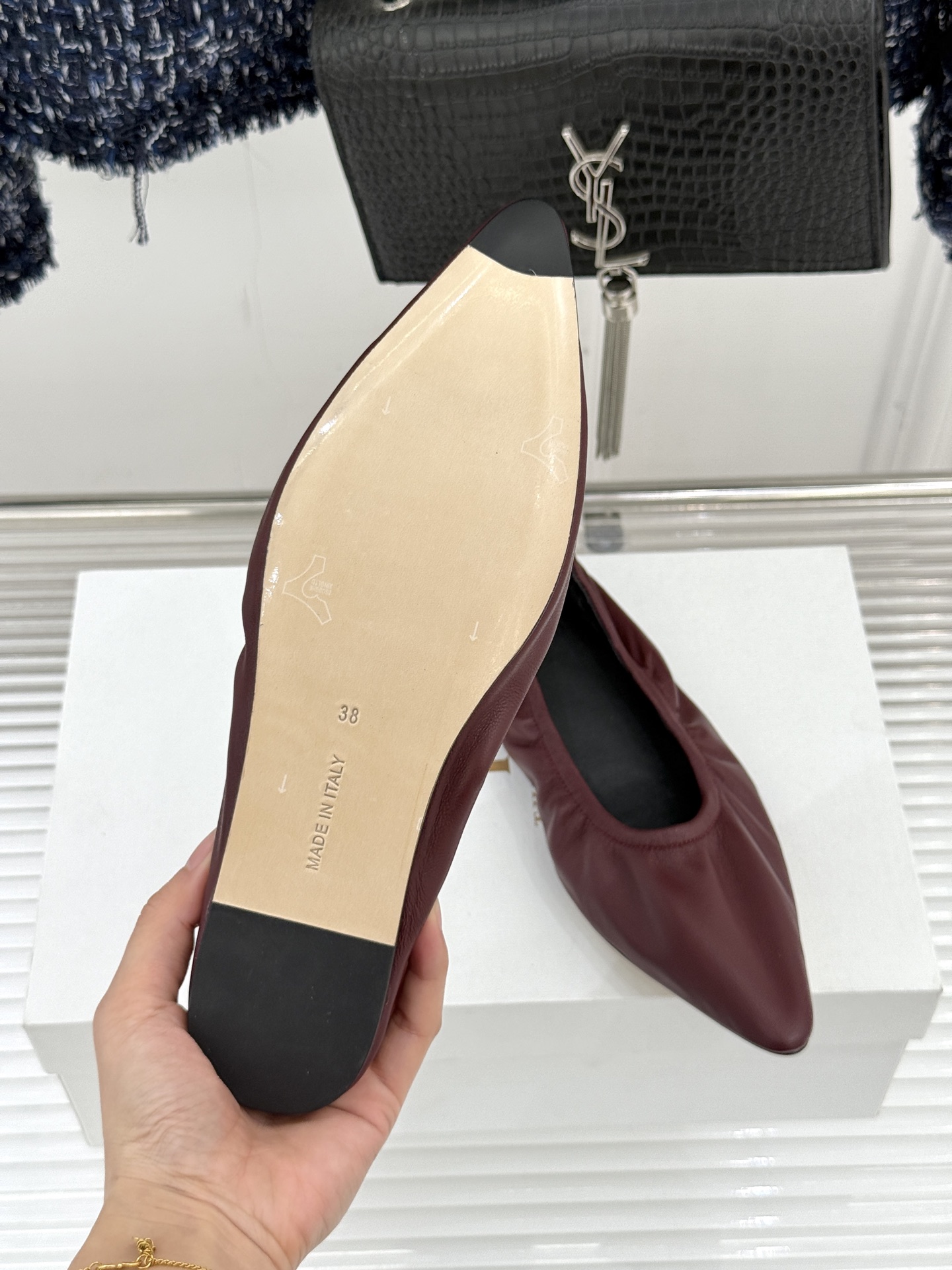 The Row26WF新品复古老钱风尖头平底奶奶鞋单鞋将品牌标志性的极简主义与复古深度融合极简没有浮夸设