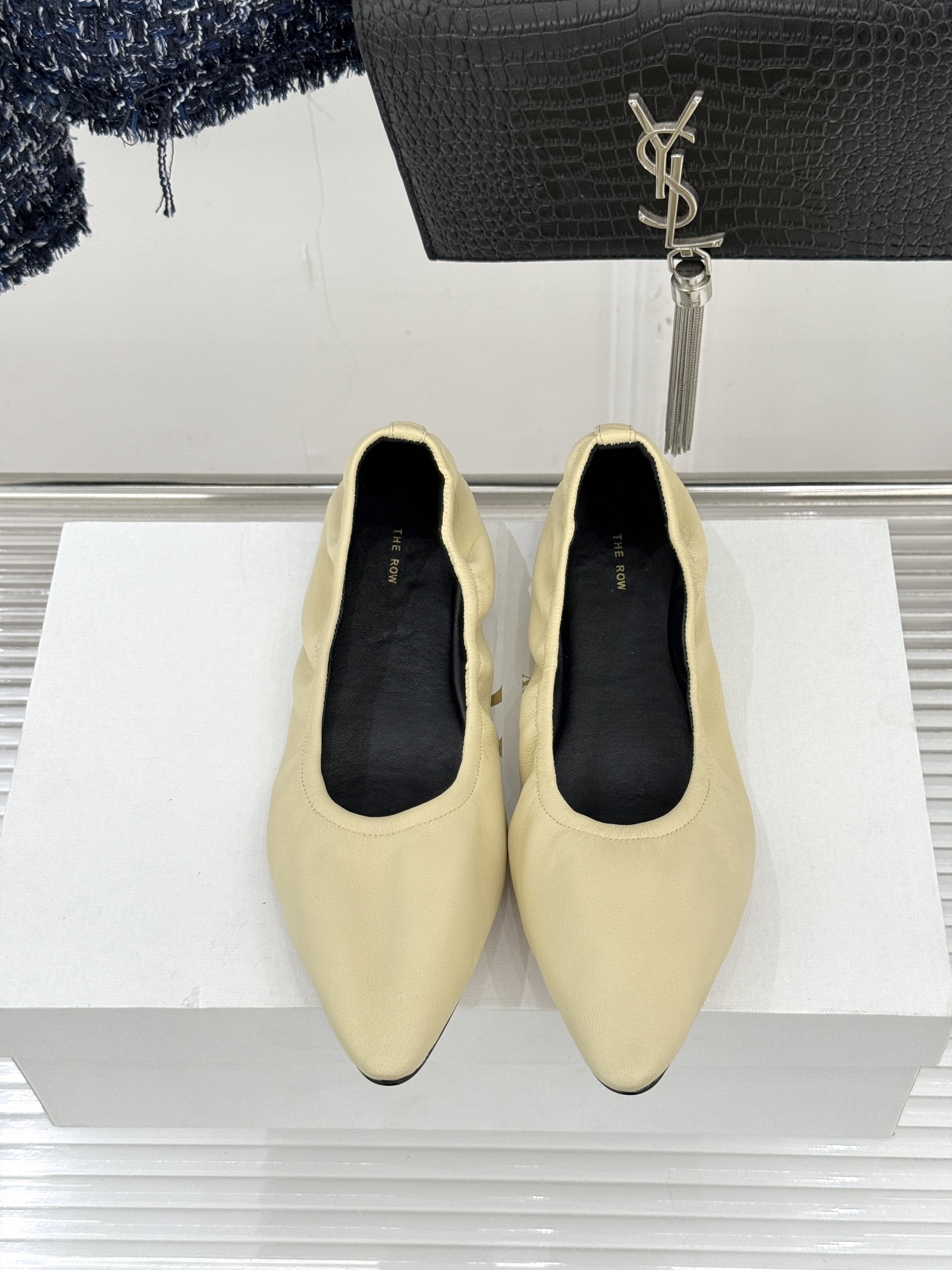 The Row26WF新品复古老钱风尖头平底奶奶鞋单鞋将品牌标志性的极简主义与复古深度融合极简没有浮夸设