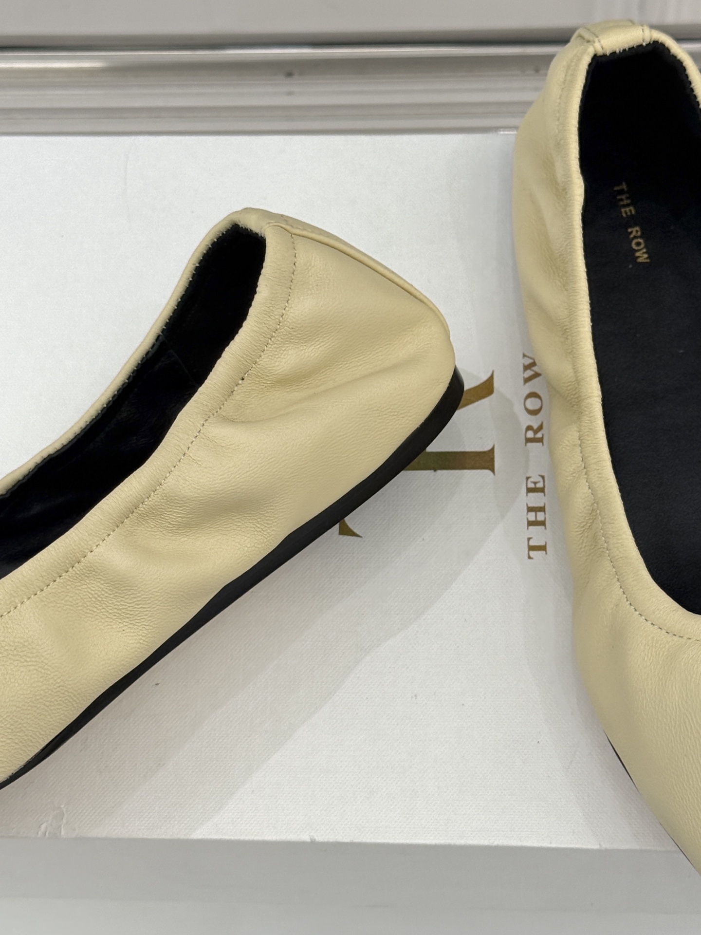 The Row26WF新品复古老钱风尖头平底奶奶鞋单鞋将品牌标志性的极简主义与复古深度融合极简没有浮夸设