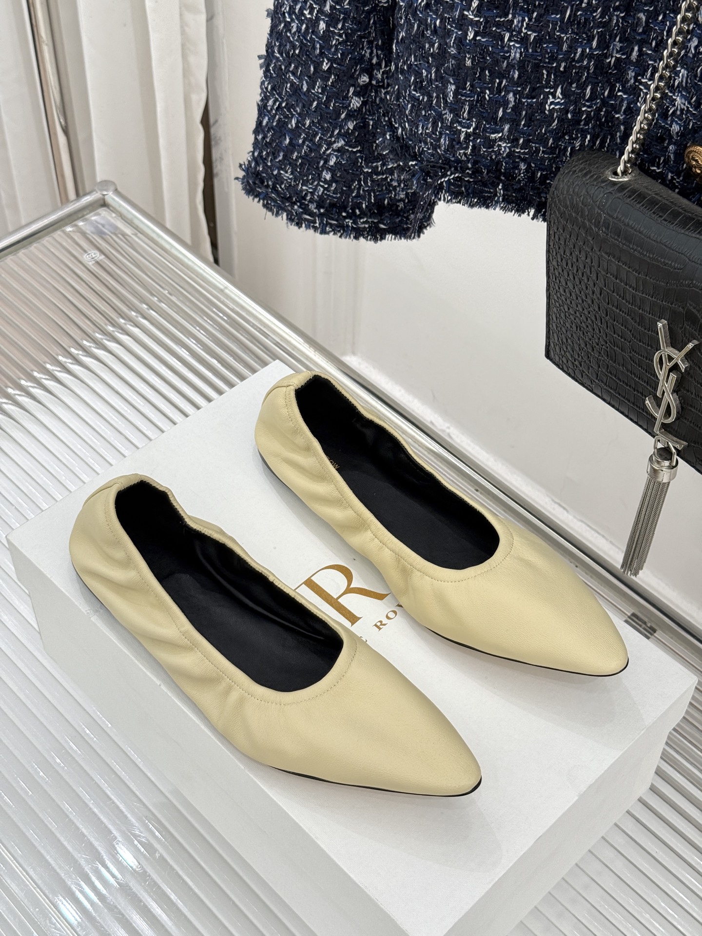 The Row26WF新品复古老钱风尖头平底奶奶鞋单鞋将品牌标志性的极简主义与复古深度融合极简没有浮夸设