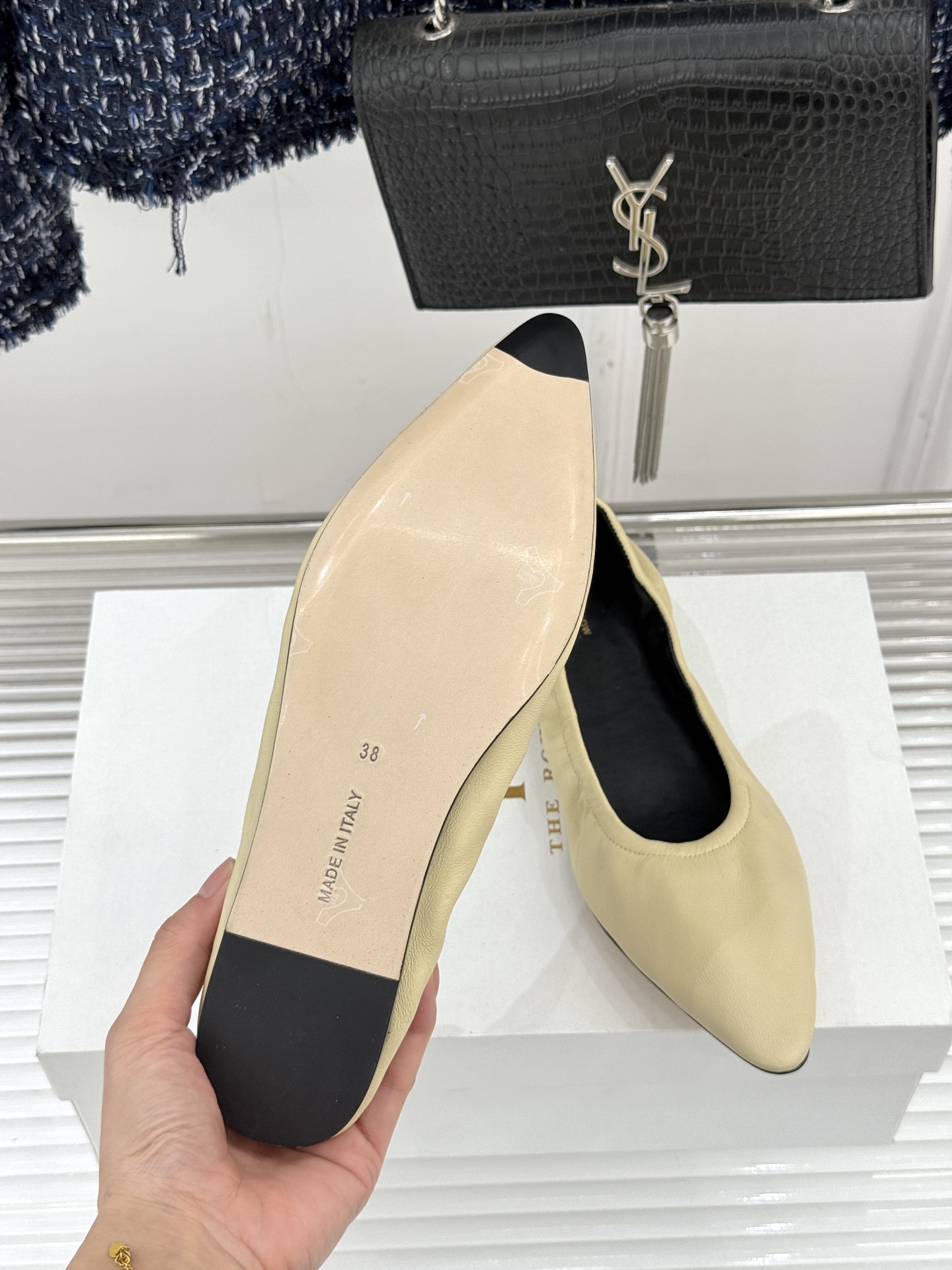 The Row26WF新品复古老钱风尖头平底奶奶鞋单鞋将品牌标志性的极简主义与复古深度融合极简没有浮夸设