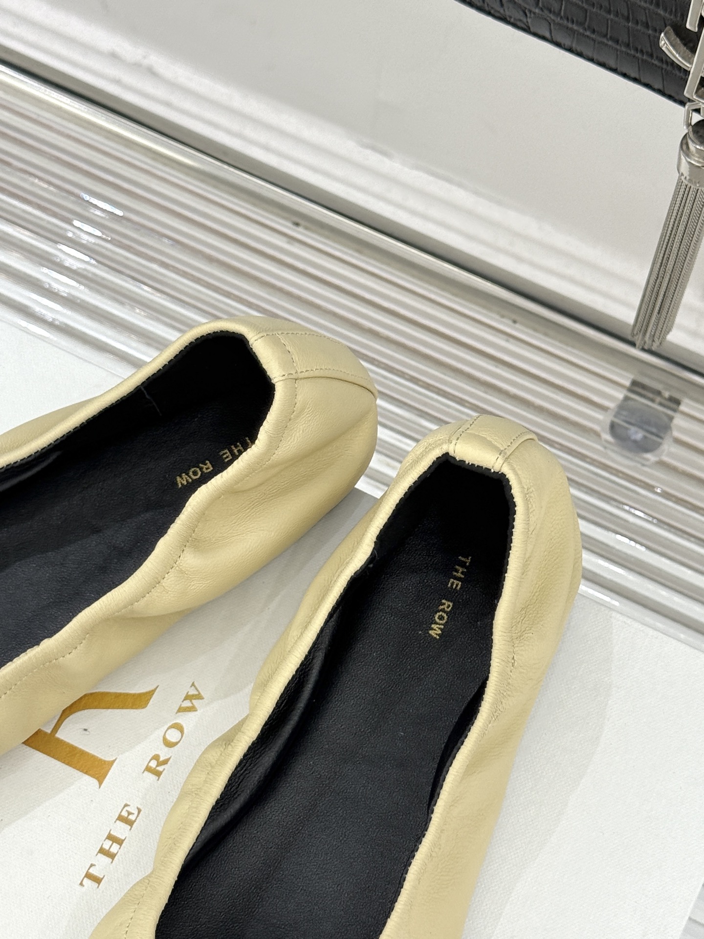 The Row26WF新品复古老钱风尖头平底奶奶鞋单鞋将品牌标志性的极简主义与复古深度融合极简没有浮夸设