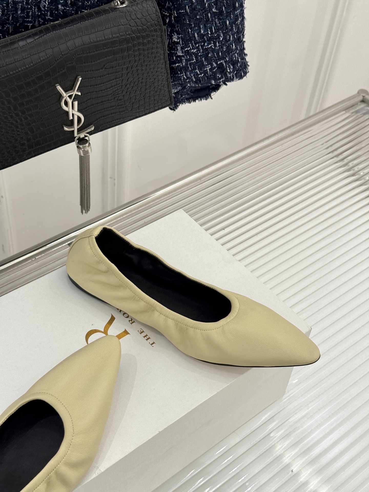 The Row26WF新品复古老钱风尖头平底奶奶鞋单鞋将品牌标志性的极简主义与复古深度融合极简没有浮夸设