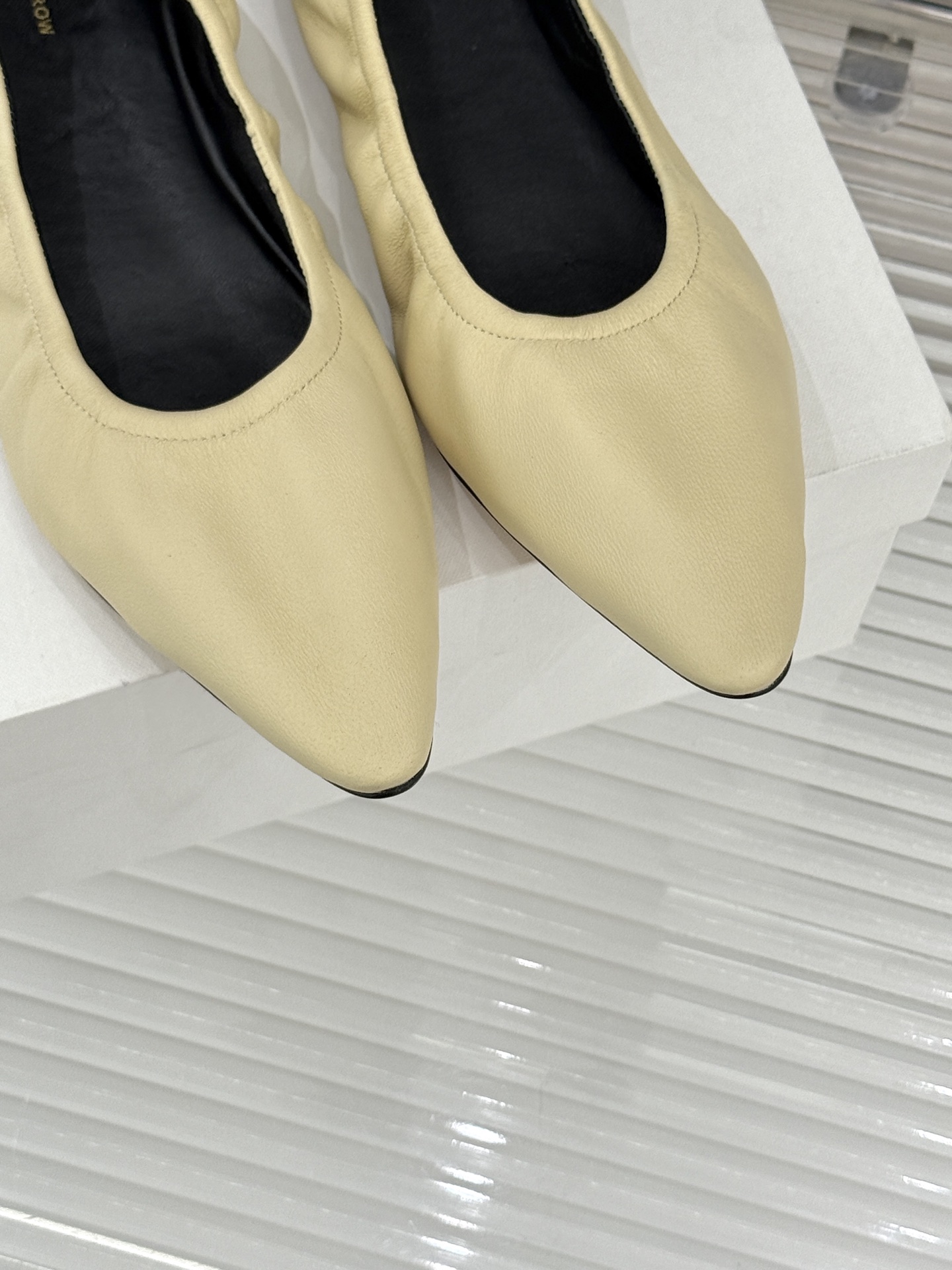 The Row26WF新品复古老钱风尖头平底奶奶鞋单鞋将品牌标志性的极简主义与复古深度融合极简没有浮夸设