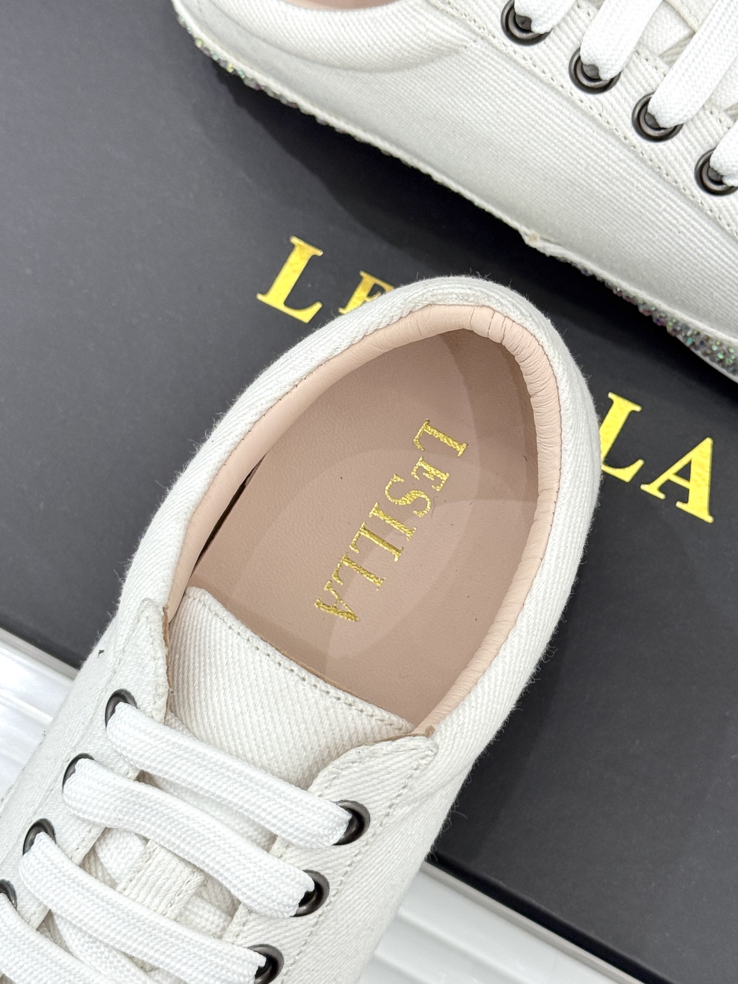 Le Silla26WF新品水钻帆布鞋板鞋把意式红毯星光揉进日常步履经典板鞋廓形藏住随性松弛鞋底缀以水钻