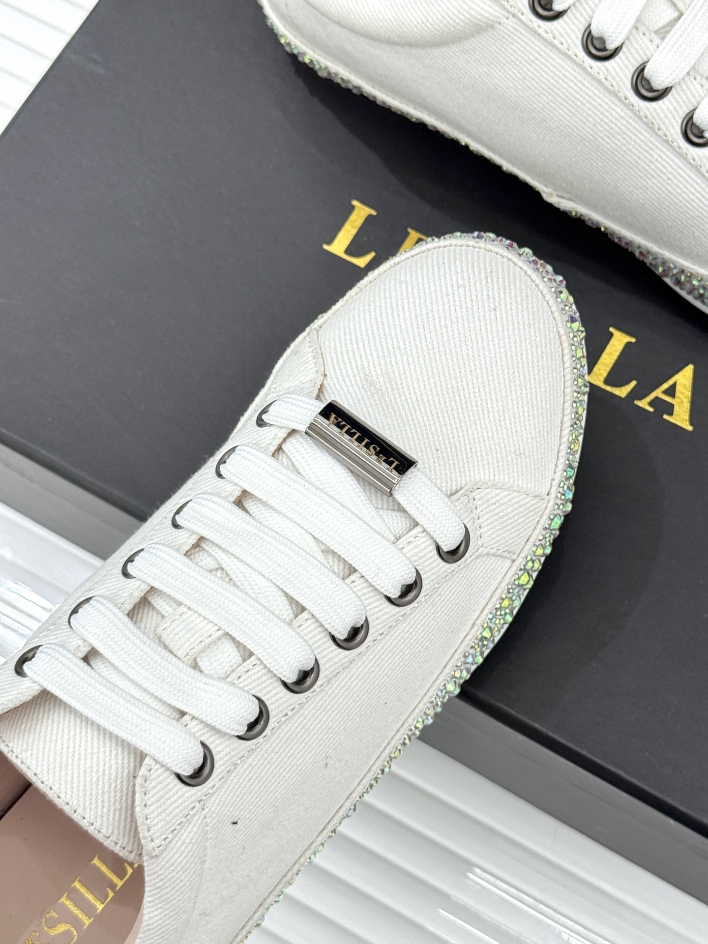 Le Silla26WF新品水钻帆布鞋板鞋把意式红毯星光揉进日常步履经典板鞋廓形藏住随性松弛鞋底缀以水钻