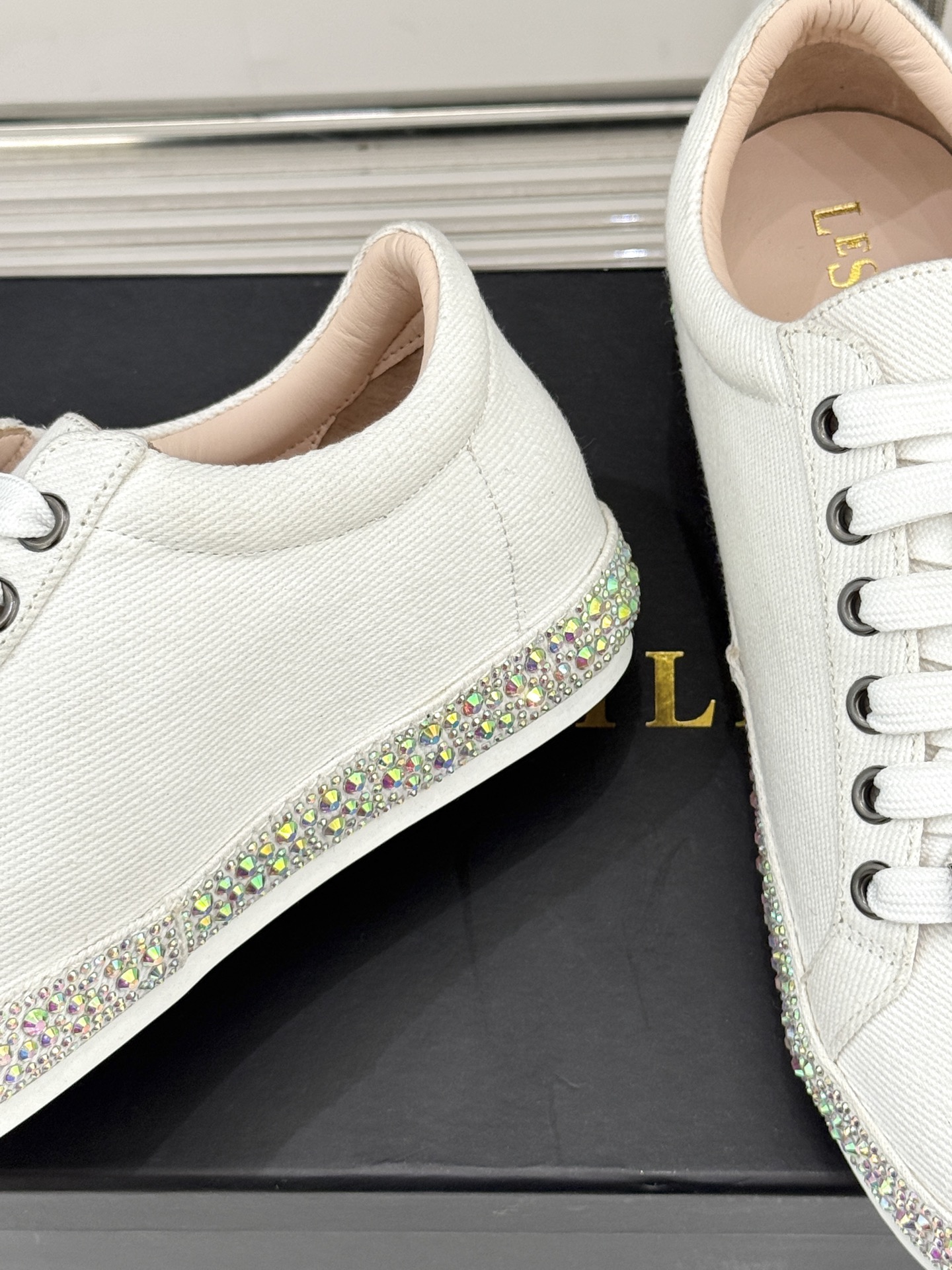 Le Silla26WF新品水钻帆布鞋板鞋把意式红毯星光揉进日常步履经典板鞋廓形藏住随性松弛鞋底缀以水钻