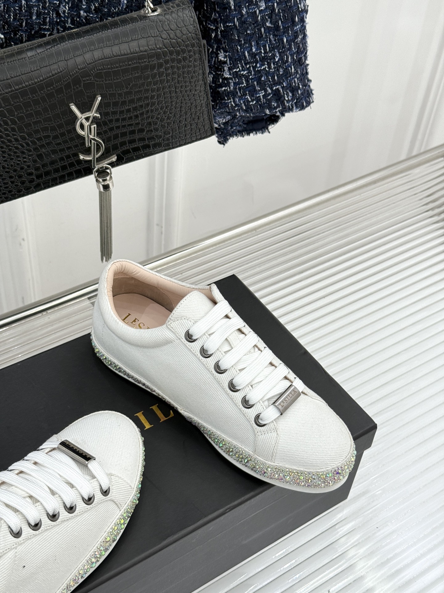 Le Silla26WF新品水钻帆布鞋板鞋把意式红毯星光揉进日常步履经典板鞋廓形藏住随性松弛鞋底缀以水钻