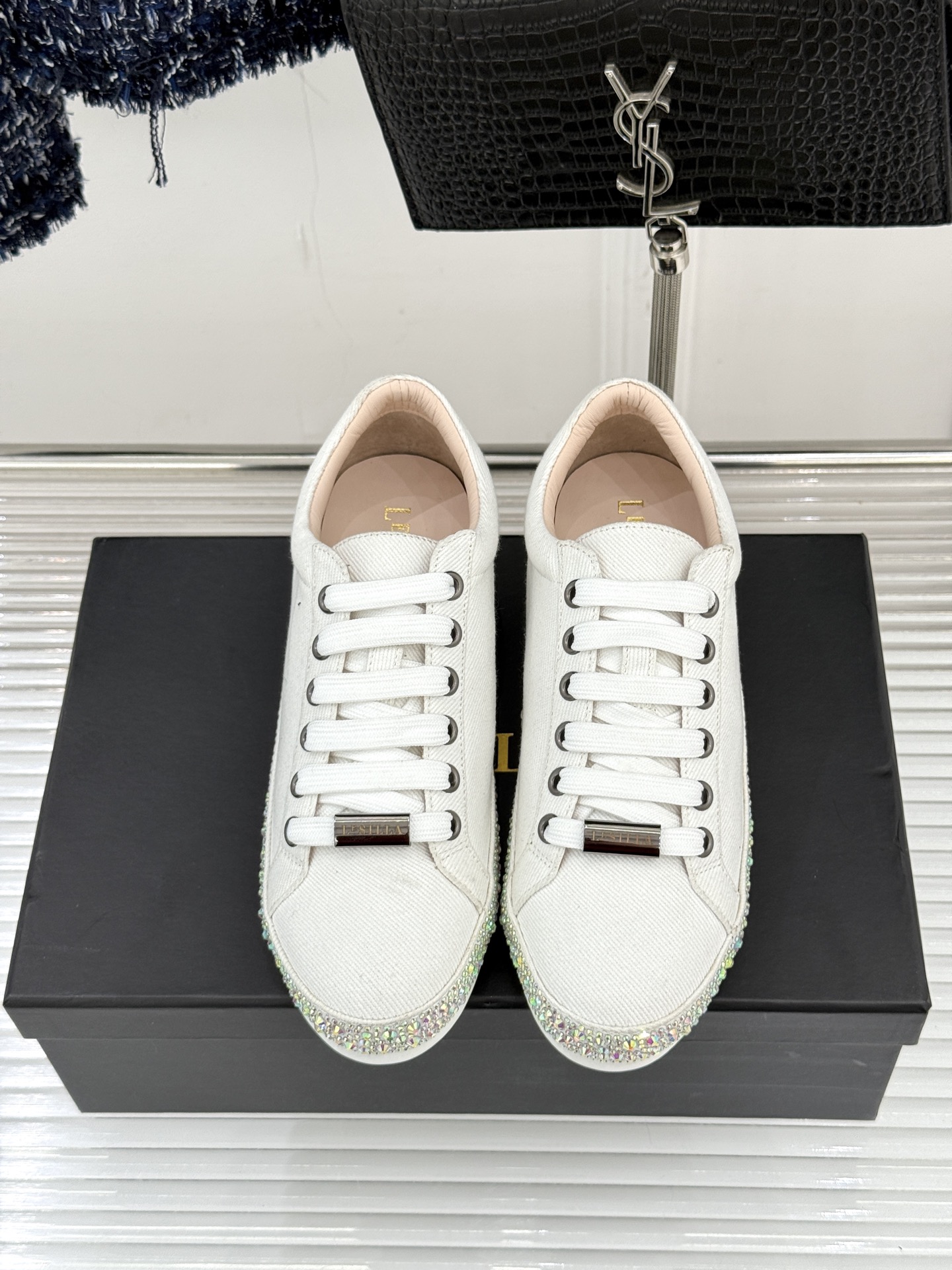 Le Silla26WF新品水钻帆布鞋板鞋把意式红毯星光揉进日常步履经典板鞋廓形藏住随性松弛鞋底缀以水钻