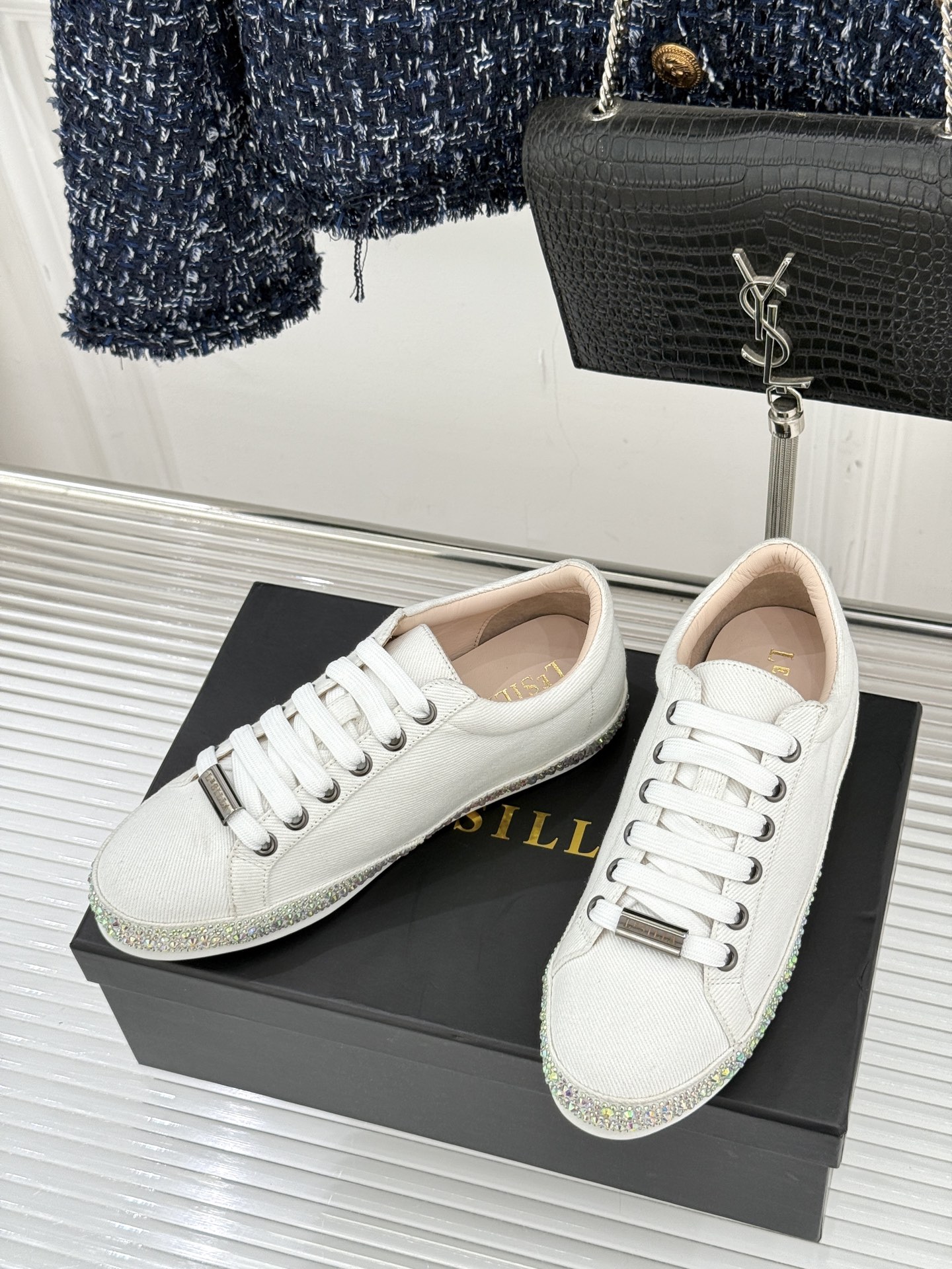 Le Silla26WF新品水钻帆布鞋板鞋把意式红毯星光揉进日常步履经典板鞋廓形藏住随性松弛鞋底缀以水钻