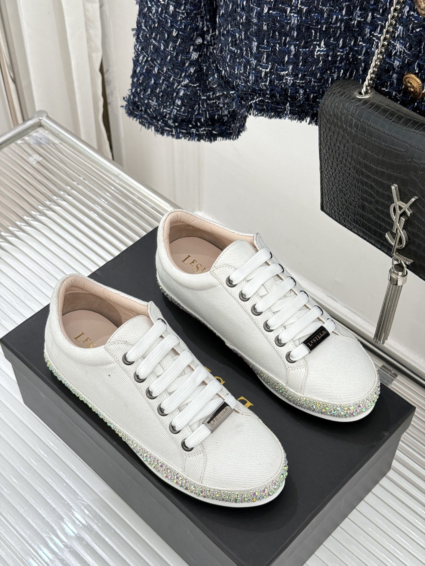 Le Silla26WF新品水钻帆布鞋板鞋把意式红毯星光揉进日常步履经典板鞋廓形藏住随性松弛鞋底缀以水钻