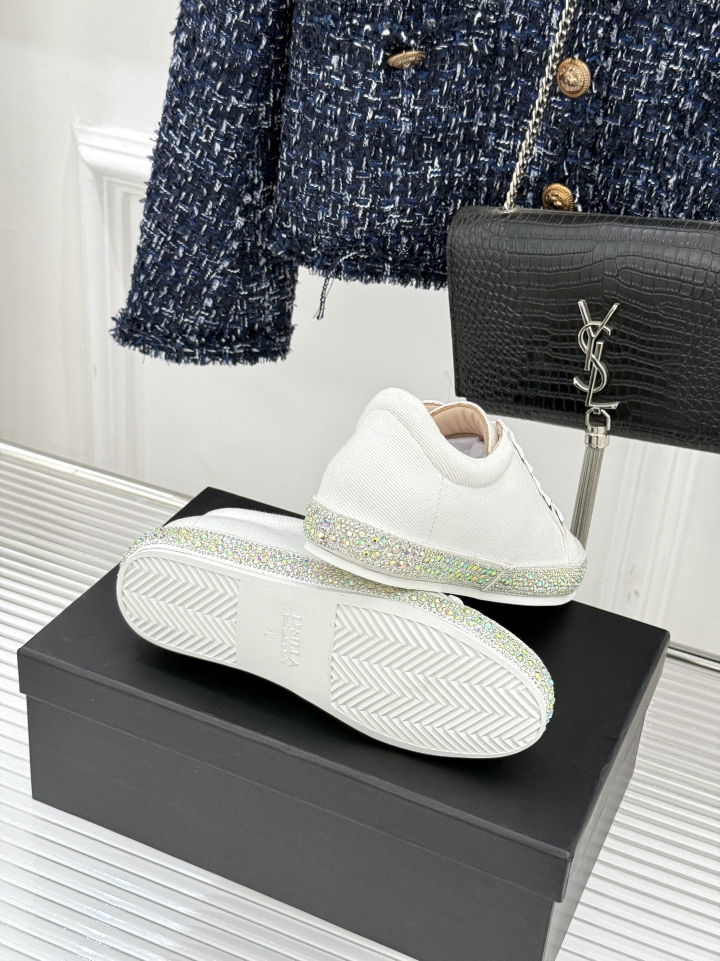 Le Silla26WF新品水钻帆布鞋板鞋把意式红毯星光揉进日常步履经典板鞋廓形藏住随性松弛鞋底缀以水钻