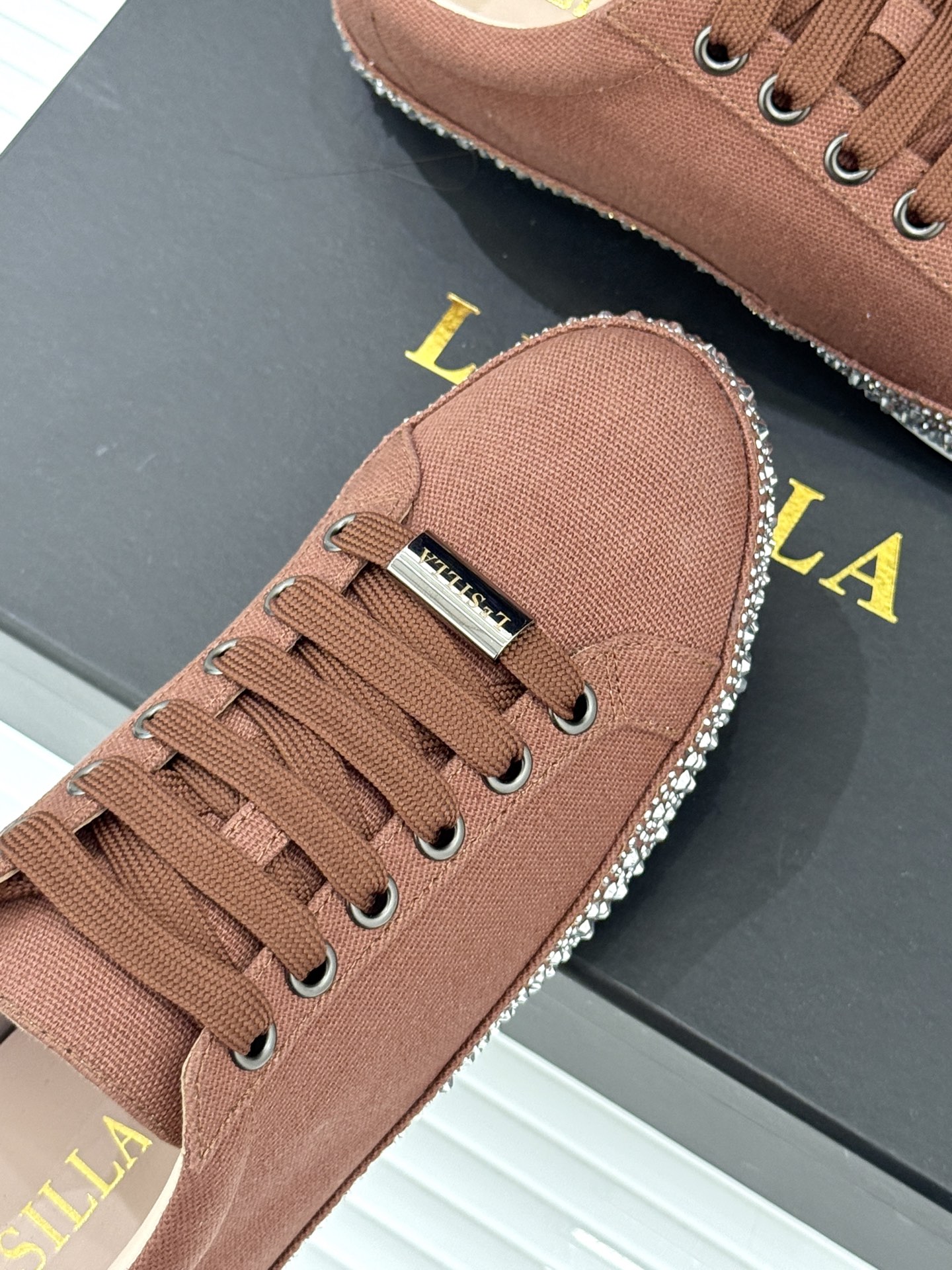 Le Silla26WF新品水钻帆布鞋板鞋把意式红毯星光揉进日常步履经典板鞋廓形藏住随性松弛鞋底缀以水钻