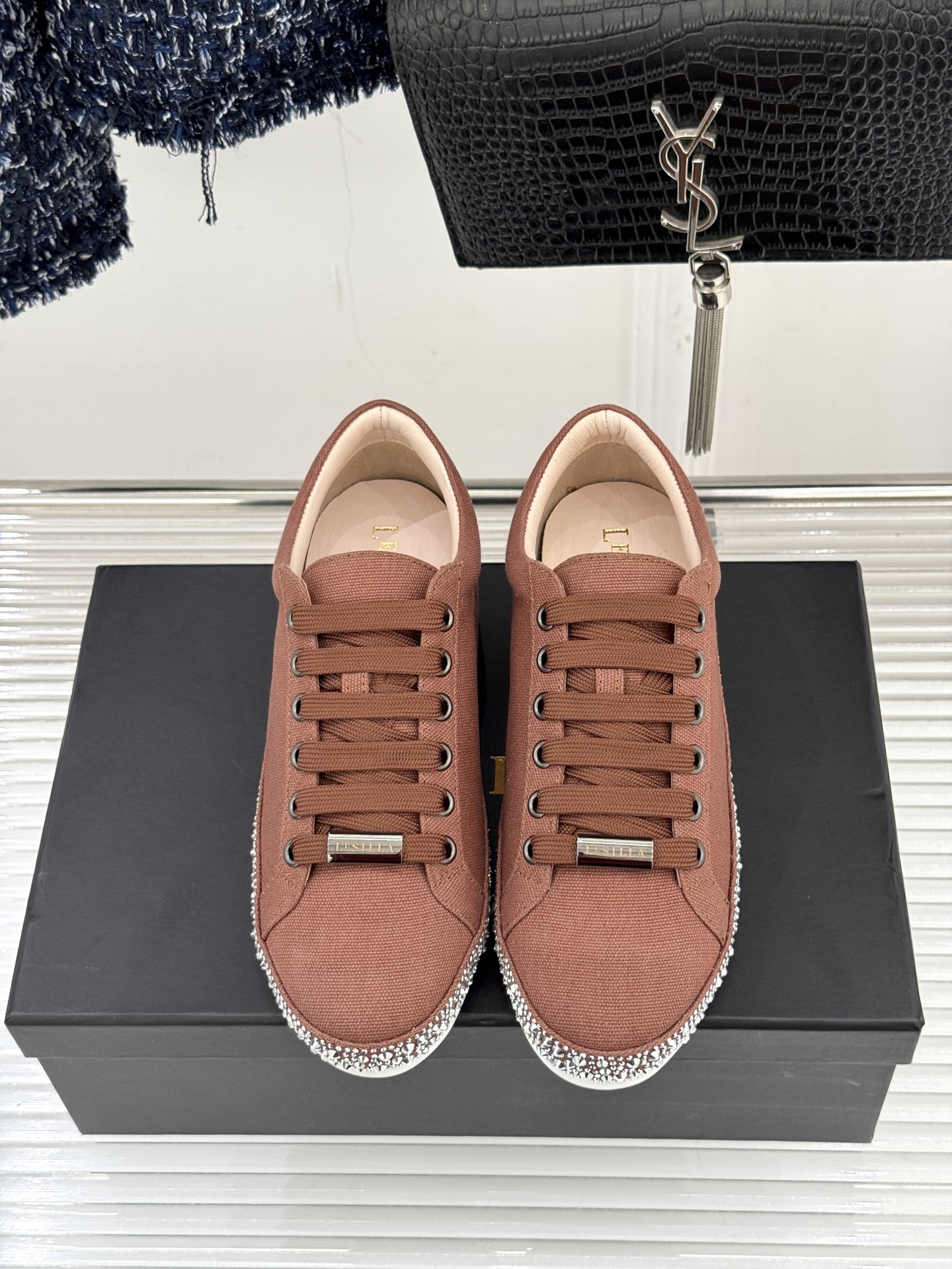 Le Silla26WF新品水钻帆布鞋板鞋把意式红毯星光揉进日常步履经典板鞋廓形藏住随性松弛鞋底缀以水钻