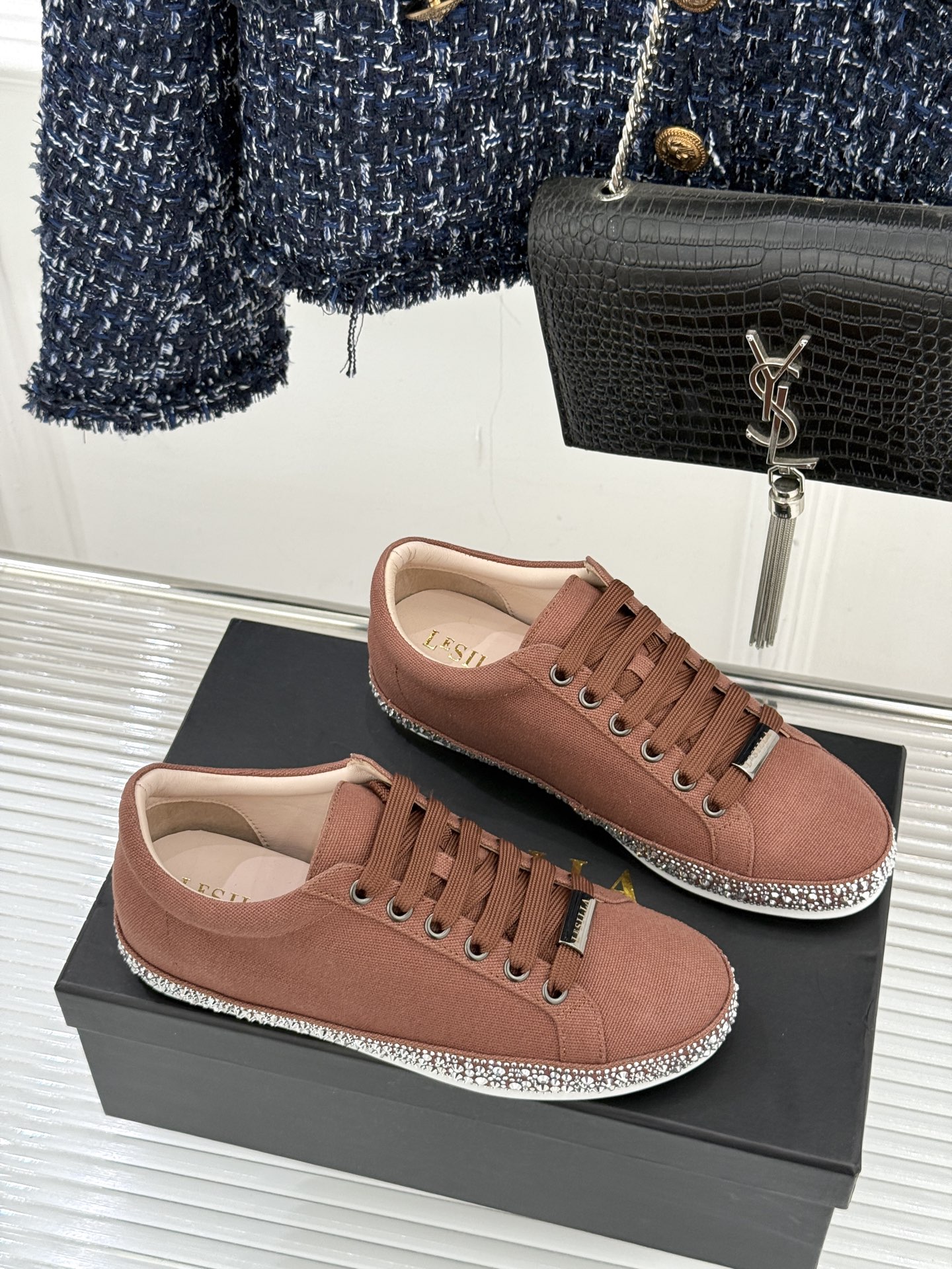 Le Silla26WF新品水钻帆布鞋板鞋把意式红毯星光揉进日常步履经典板鞋廓形藏住随性松弛鞋底缀以水钻