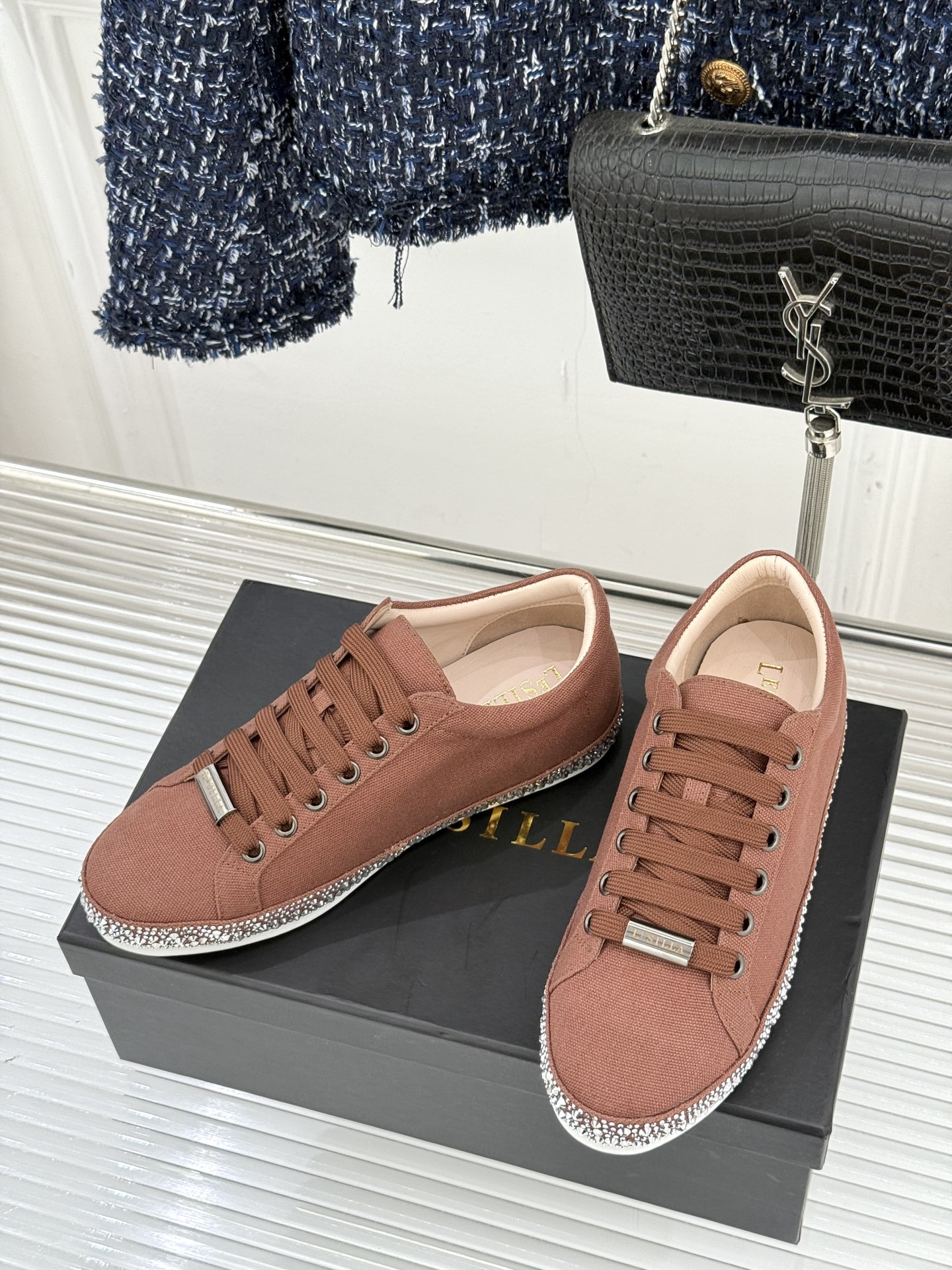 Le Silla26WF新品水钻帆布鞋板鞋把意式红毯星光揉进日常步履经典板鞋廓形藏住随性松弛鞋底缀以水钻