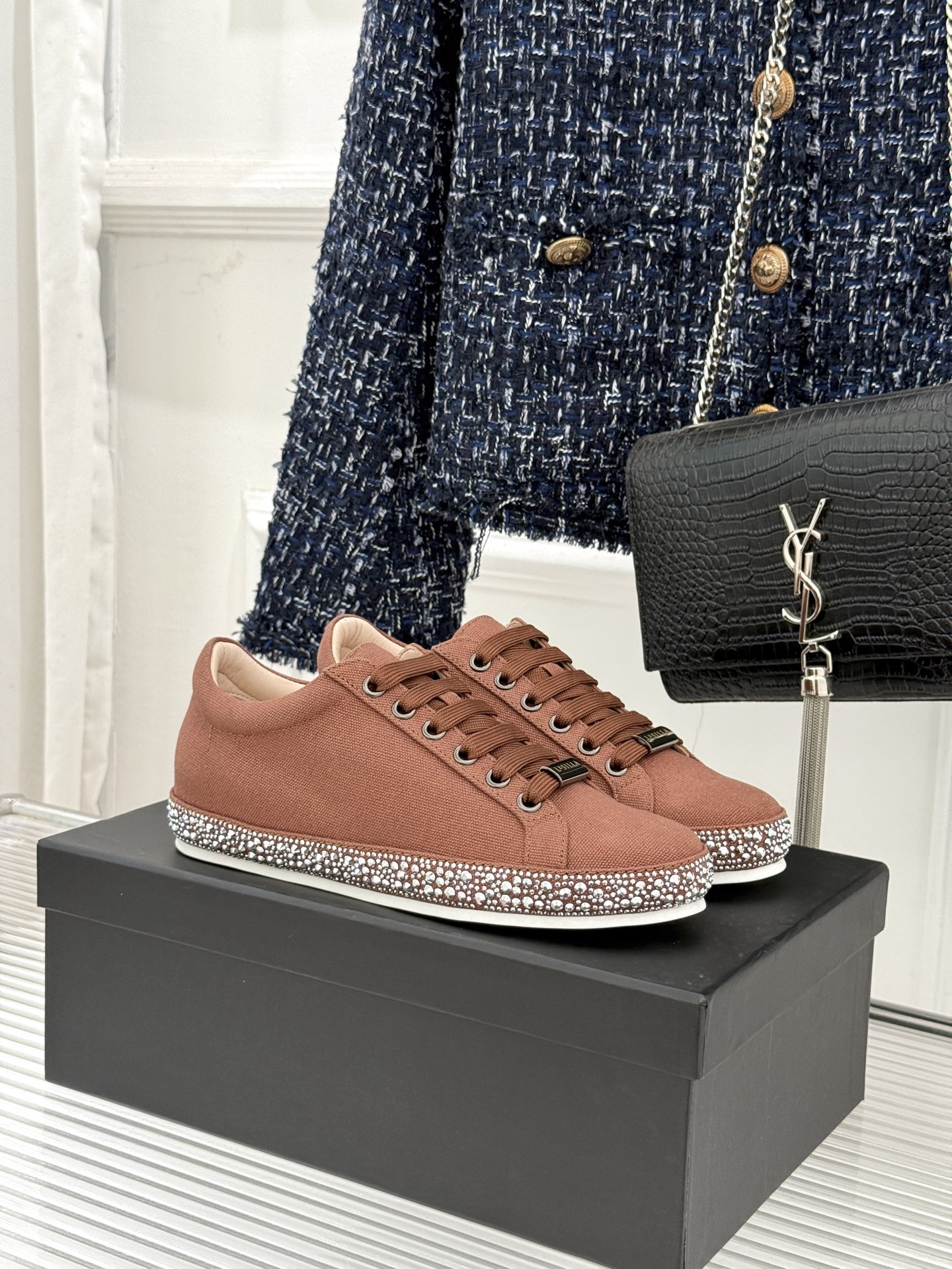 Le Silla26WF新品水钻帆布鞋板鞋把意式红毯星光揉进日常步履经典板鞋廓形藏住随性松弛鞋底缀以水钻