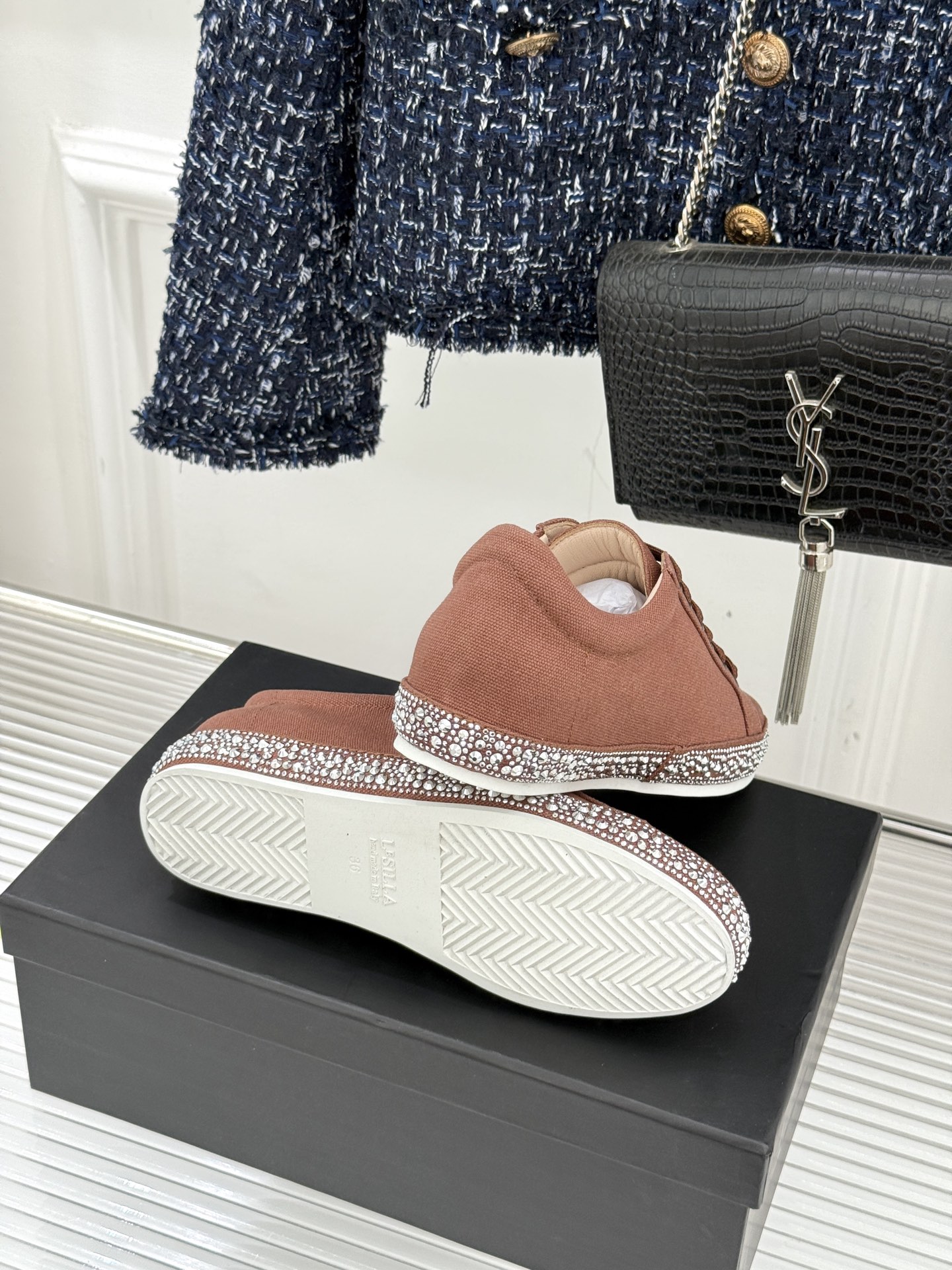 Le Silla26WF新品水钻帆布鞋板鞋把意式红毯星光揉进日常步履经典板鞋廓形藏住随性松弛鞋底缀以水钻