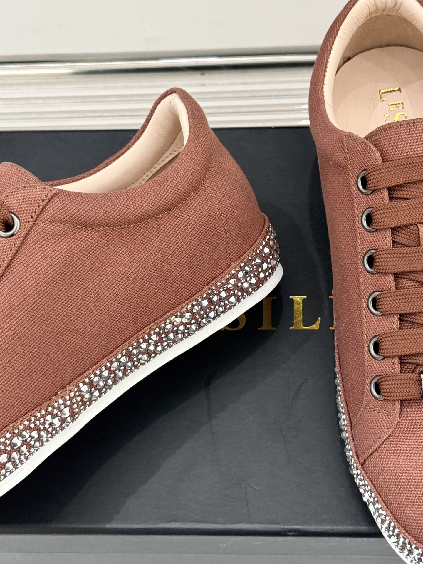 Le Silla26WF新品水钻帆布鞋板鞋把意式红毯星光揉进日常步履经典板鞋廓形藏住随性松弛鞋底缀以水钻