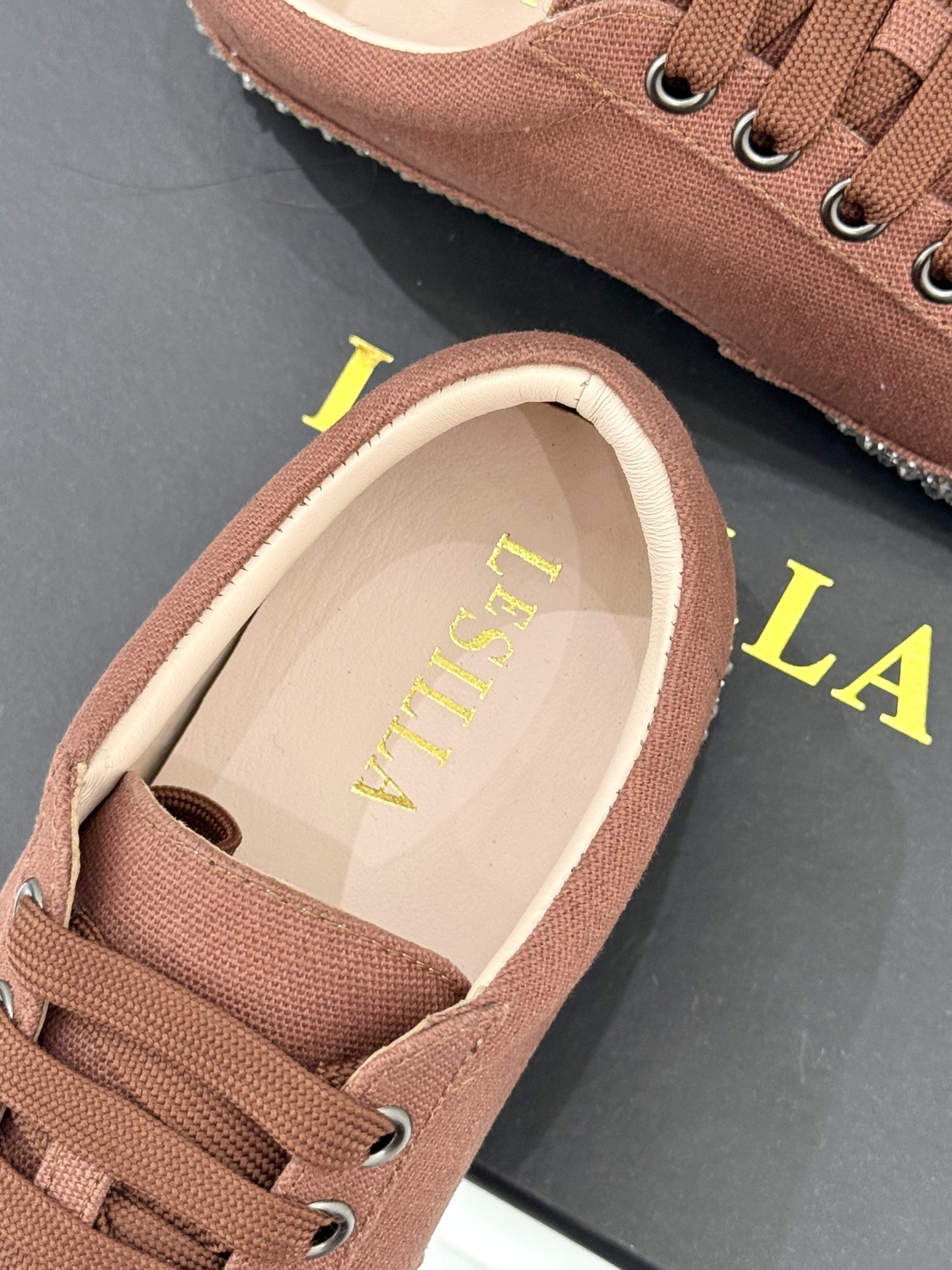 Le Silla26WF新品水钻帆布鞋板鞋把意式红毯星光揉进日常步履经典板鞋廓形藏住随性松弛鞋底缀以水钻