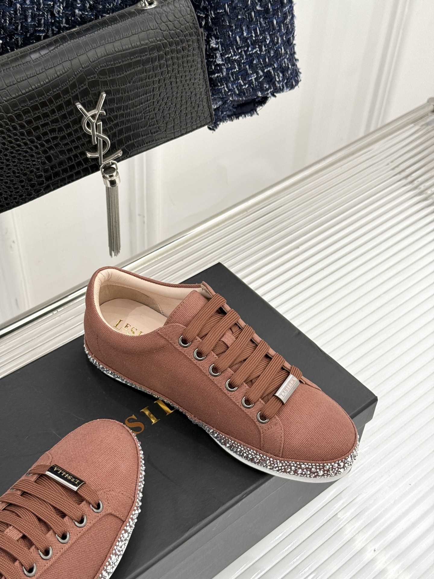 Le Silla26WF新品水钻帆布鞋板鞋把意式红毯星光揉进日常步履经典板鞋廓形藏住随性松弛鞋底缀以水钻