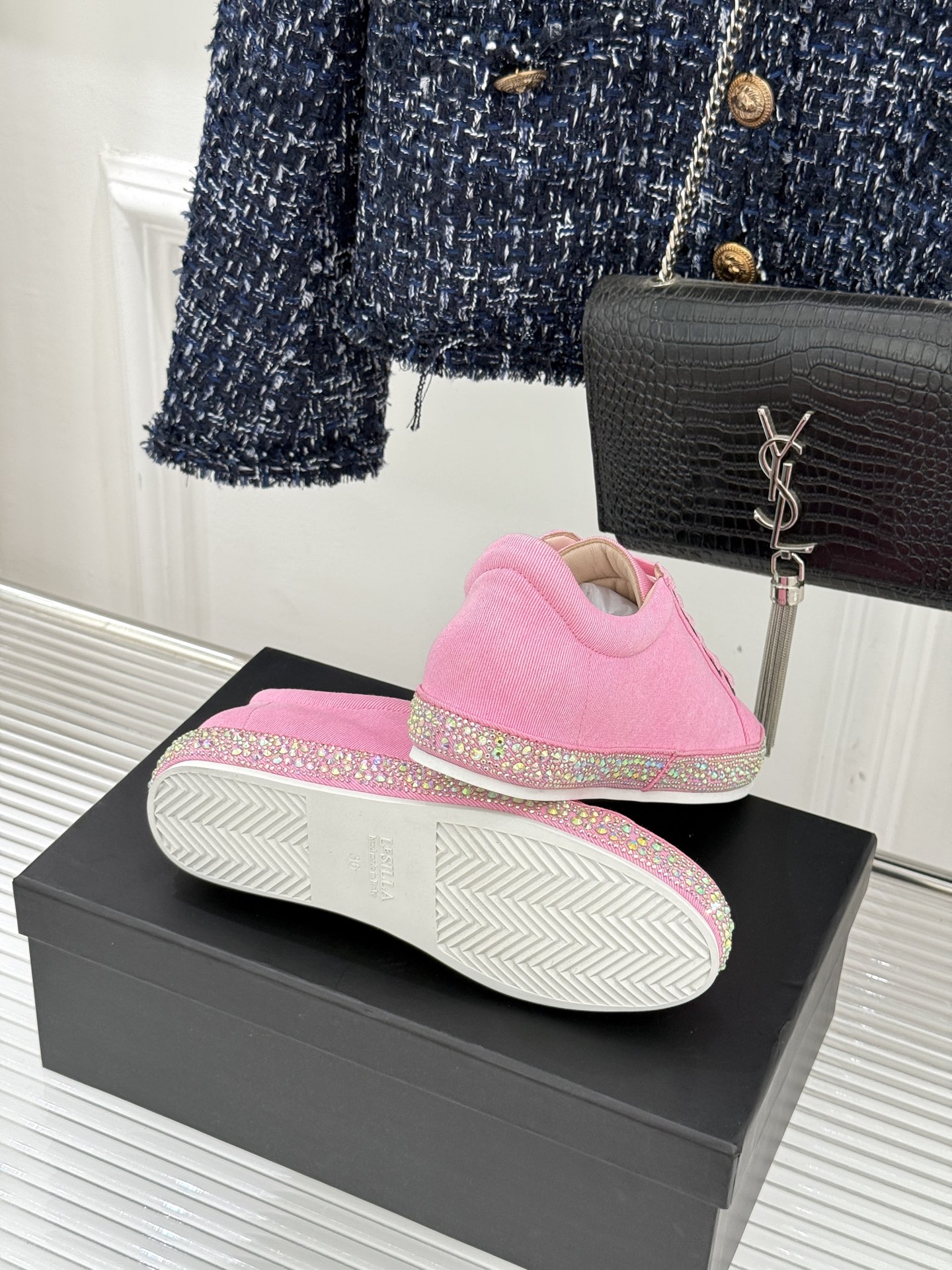 Le Silla26WF新品水钻帆布鞋板鞋把意式红毯星光揉进日常步履经典板鞋廓形藏住随性松弛鞋底缀以水钻