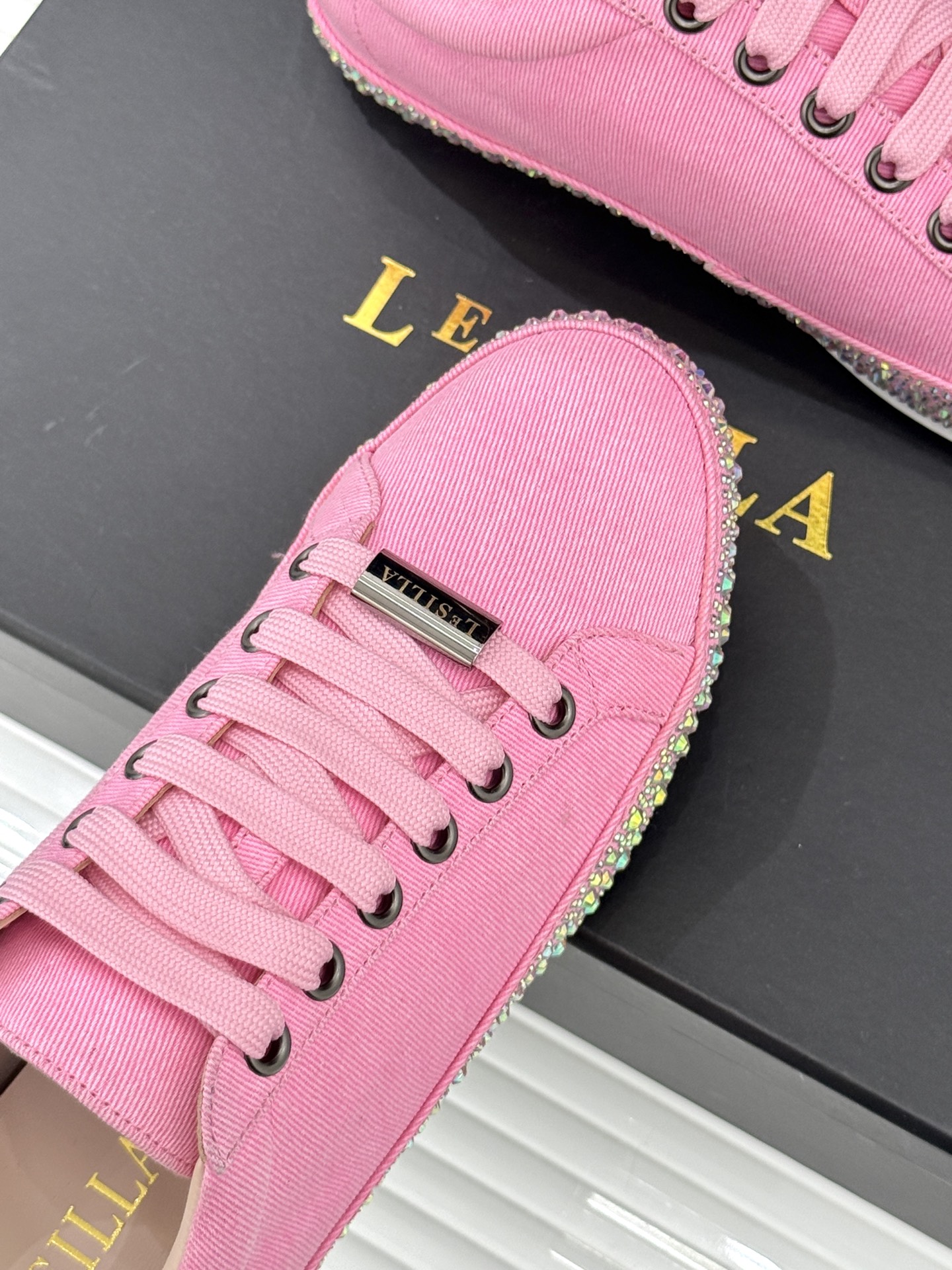 Le Silla26WF新品水钻帆布鞋板鞋把意式红毯星光揉进日常步履经典板鞋廓形藏住随性松弛鞋底缀以水钻