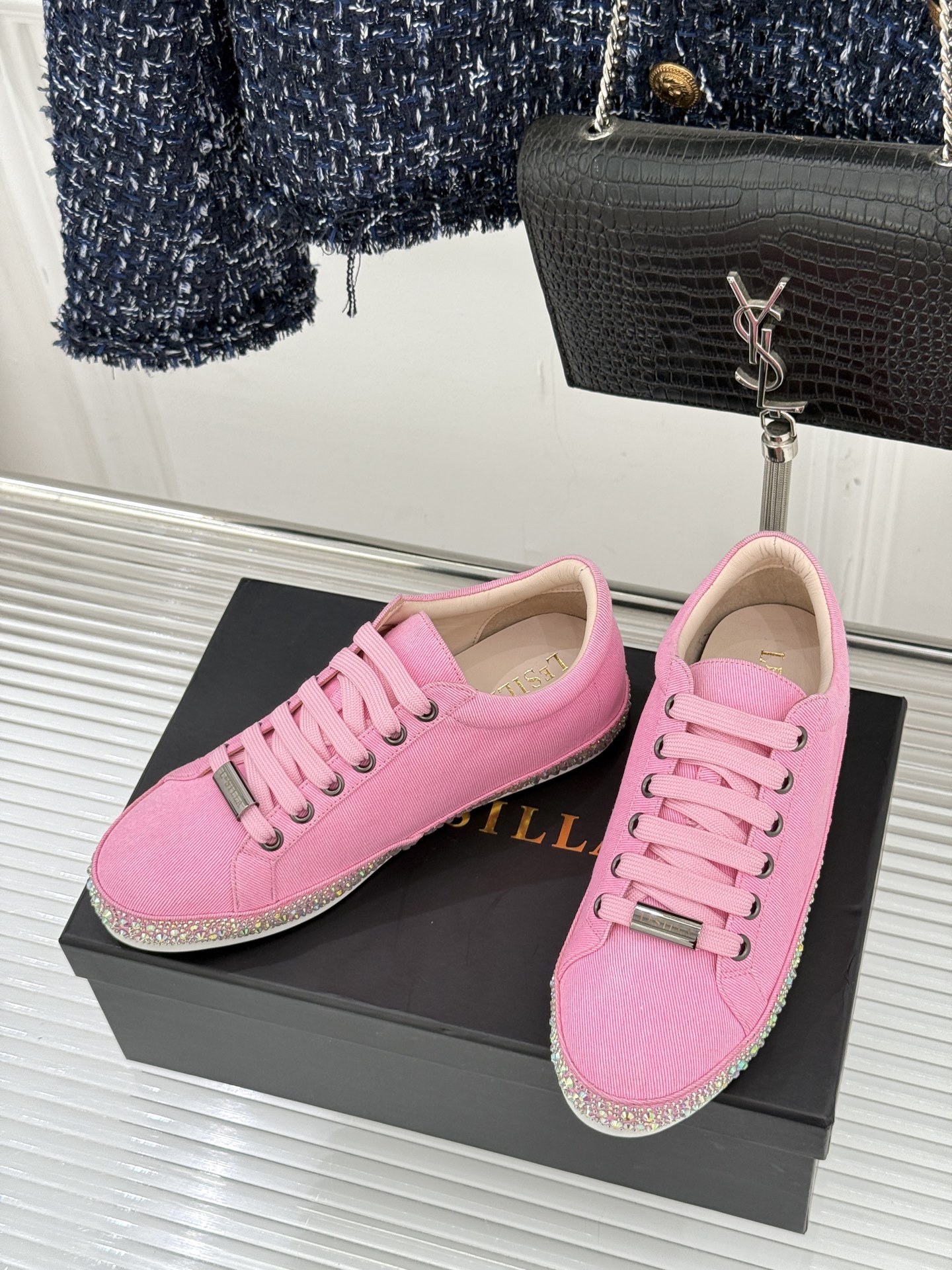 Le Silla26WF新品水钻帆布鞋板鞋把意式红毯星光揉进日常步履经典板鞋廓形藏住随性松弛鞋底缀以水钻