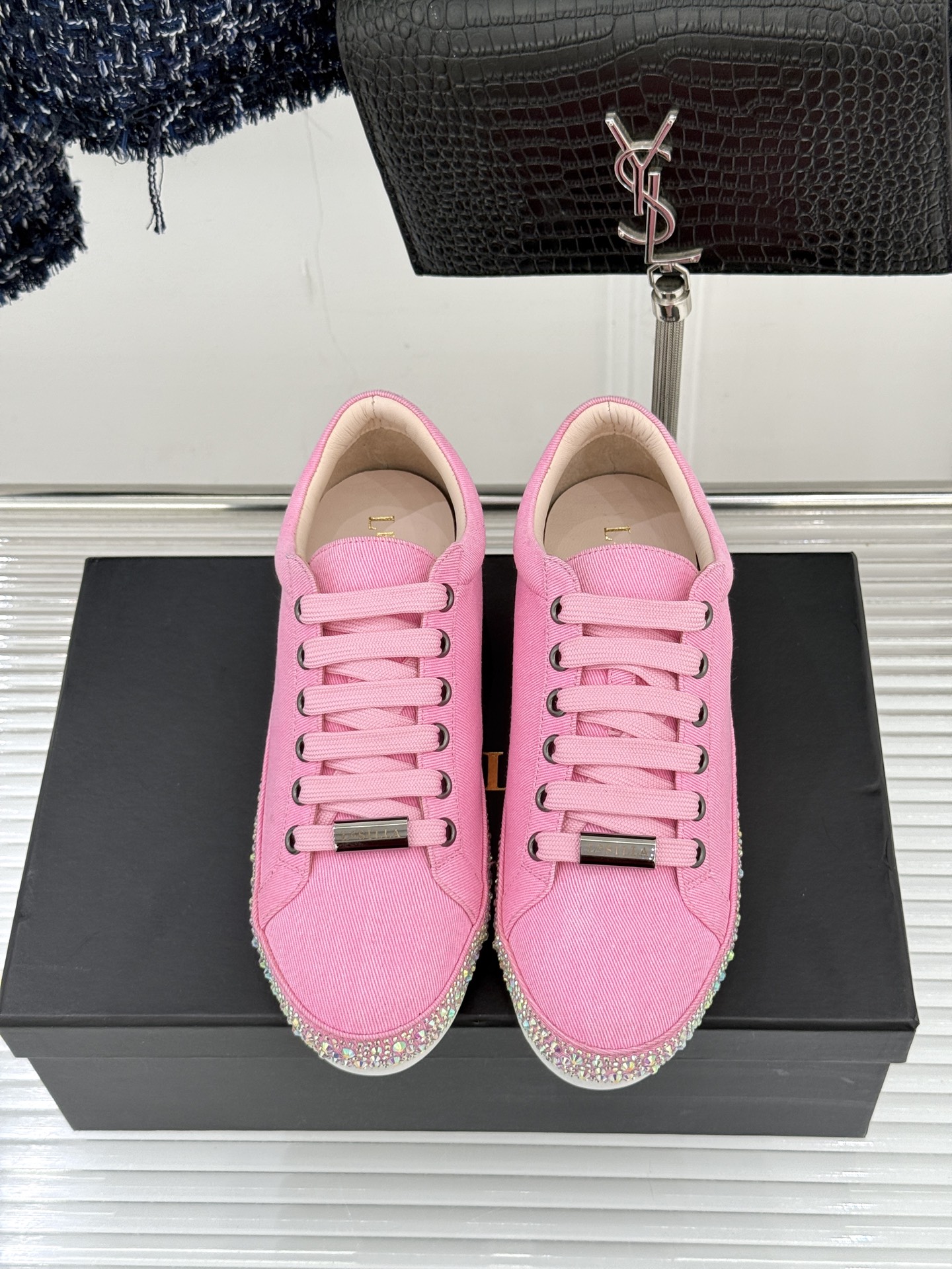 Le Silla26WF新品水钻帆布鞋板鞋把意式红毯星光揉进日常步履经典板鞋廓形藏住随性松弛鞋底缀以水钻