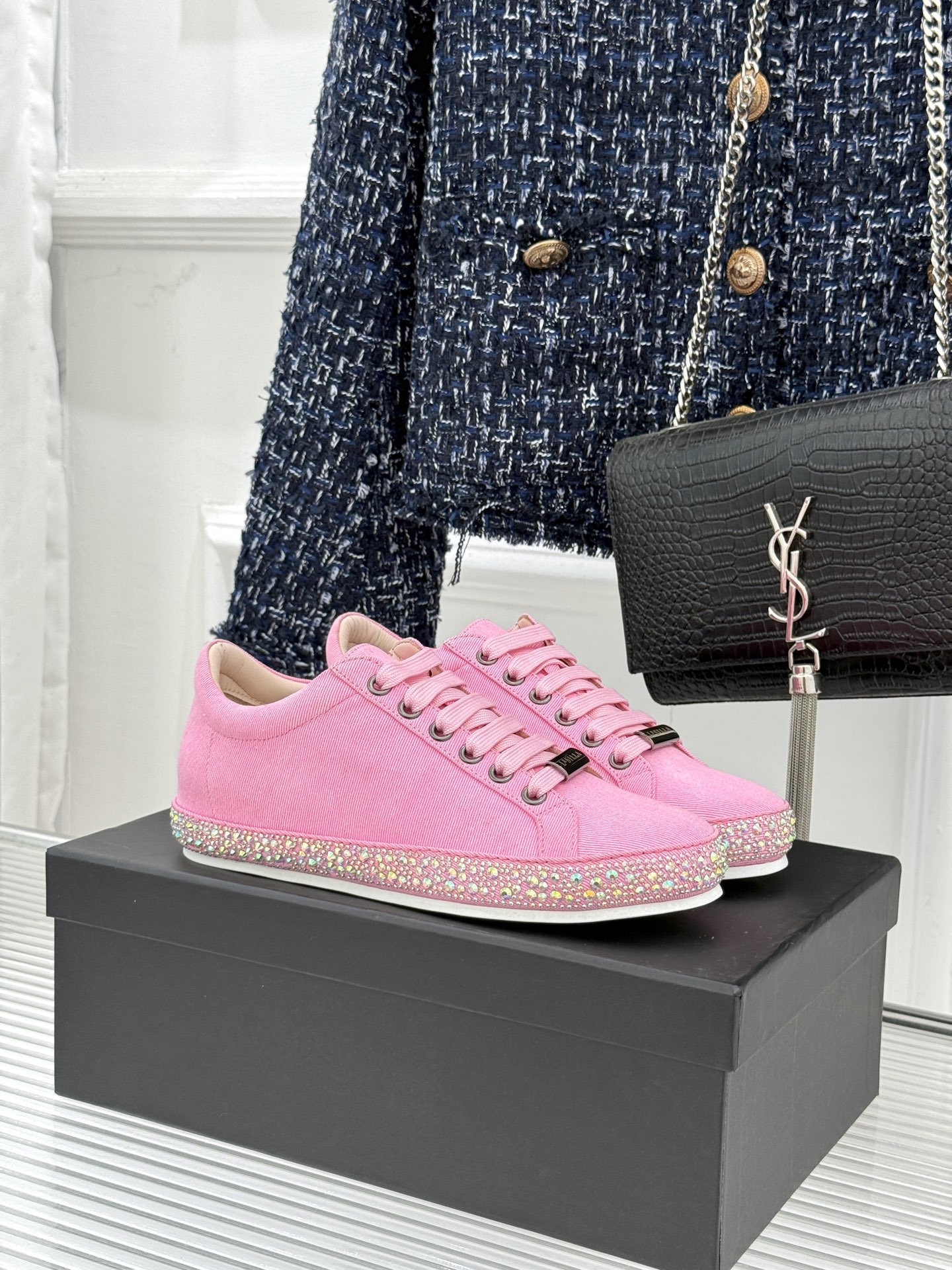 Le Silla26WF新品水钻帆布鞋板鞋把意式红毯星光揉进日常步履经典板鞋廓形藏住随性松弛鞋底缀以水钻