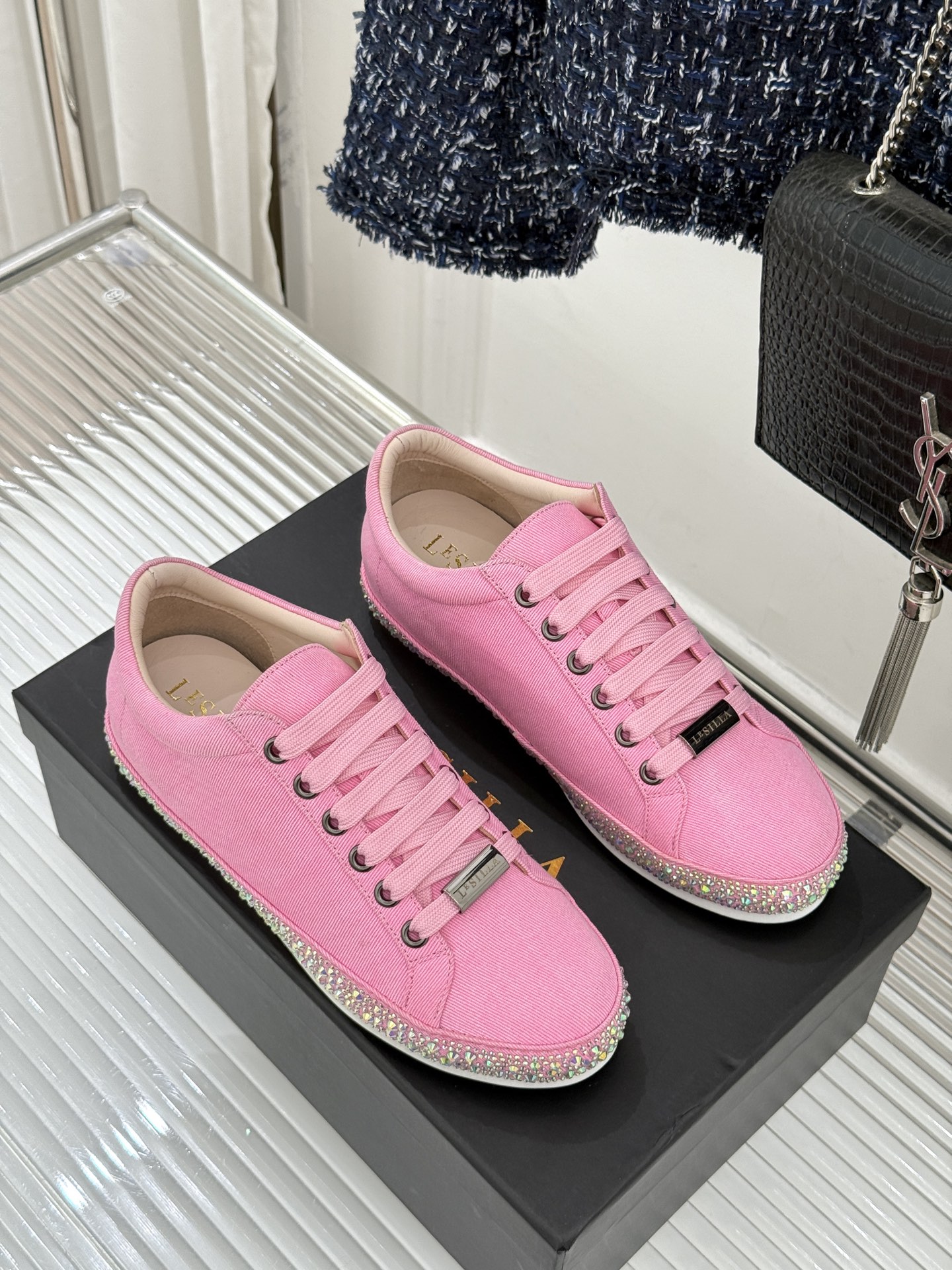 Le Silla26WF新品水钻帆布鞋板鞋把意式红毯星光揉进日常步履经典板鞋廓形藏住随性松弛鞋底缀以水钻