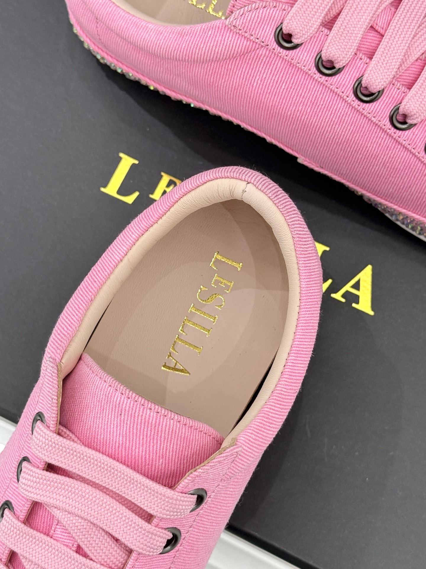 Le Silla26WF新品水钻帆布鞋板鞋把意式红毯星光揉进日常步履经典板鞋廓形藏住随性松弛鞋底缀以水钻