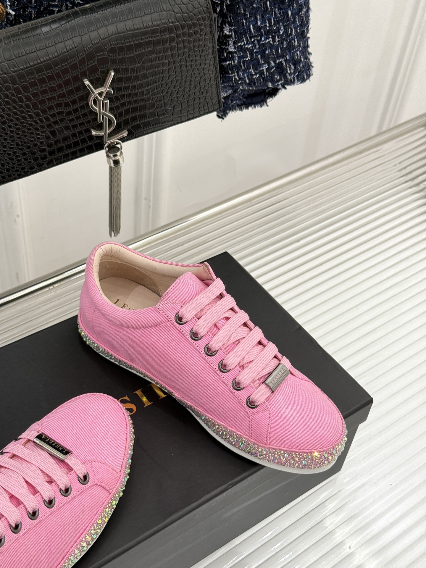 Le Silla26WF新品水钻帆布鞋板鞋把意式红毯星光揉进日常步履经典板鞋廓形藏住随性松弛鞋底缀以水钻