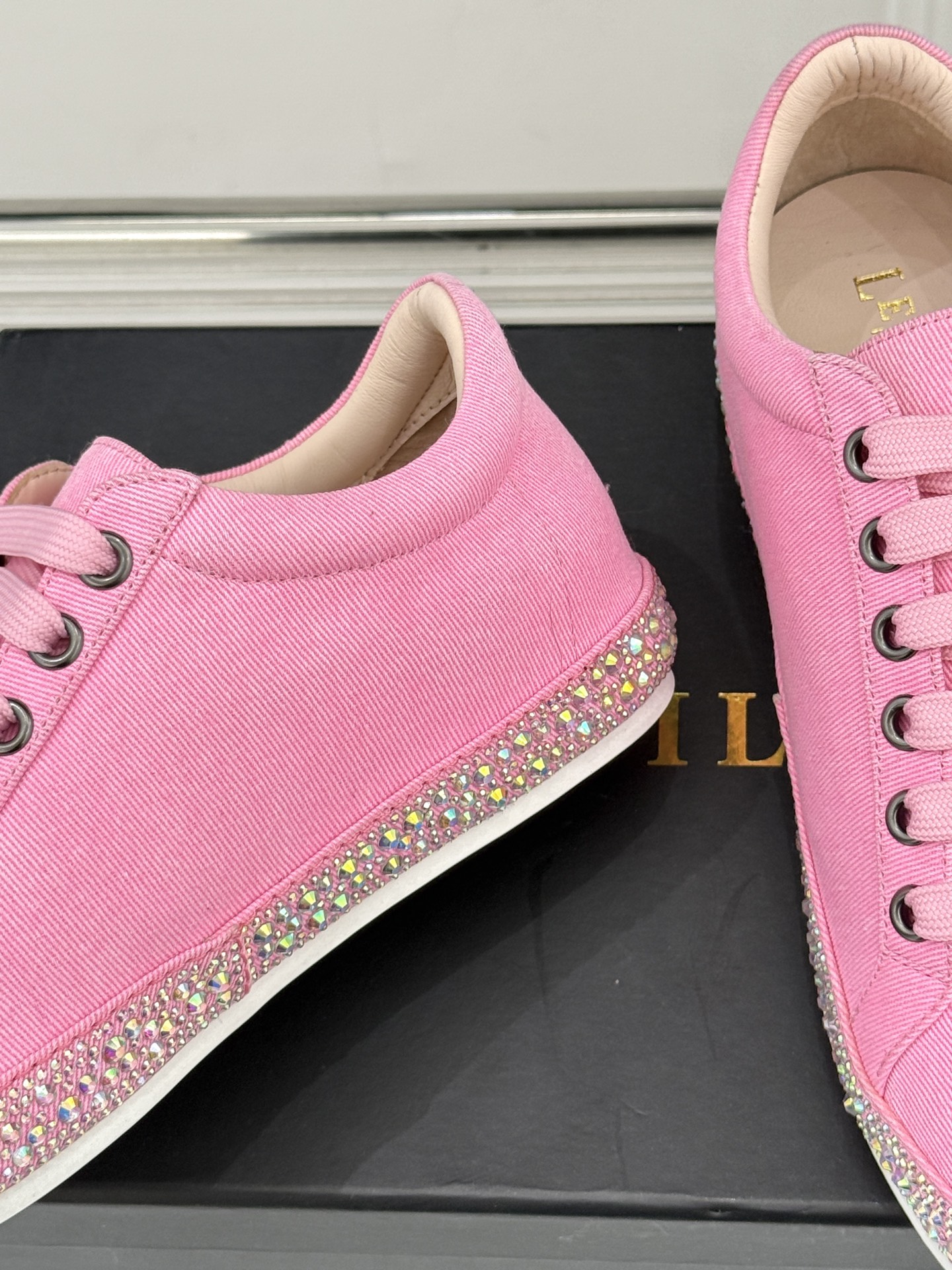 Le Silla26WF新品水钻帆布鞋板鞋把意式红毯星光揉进日常步履经典板鞋廓形藏住随性松弛鞋底缀以水钻