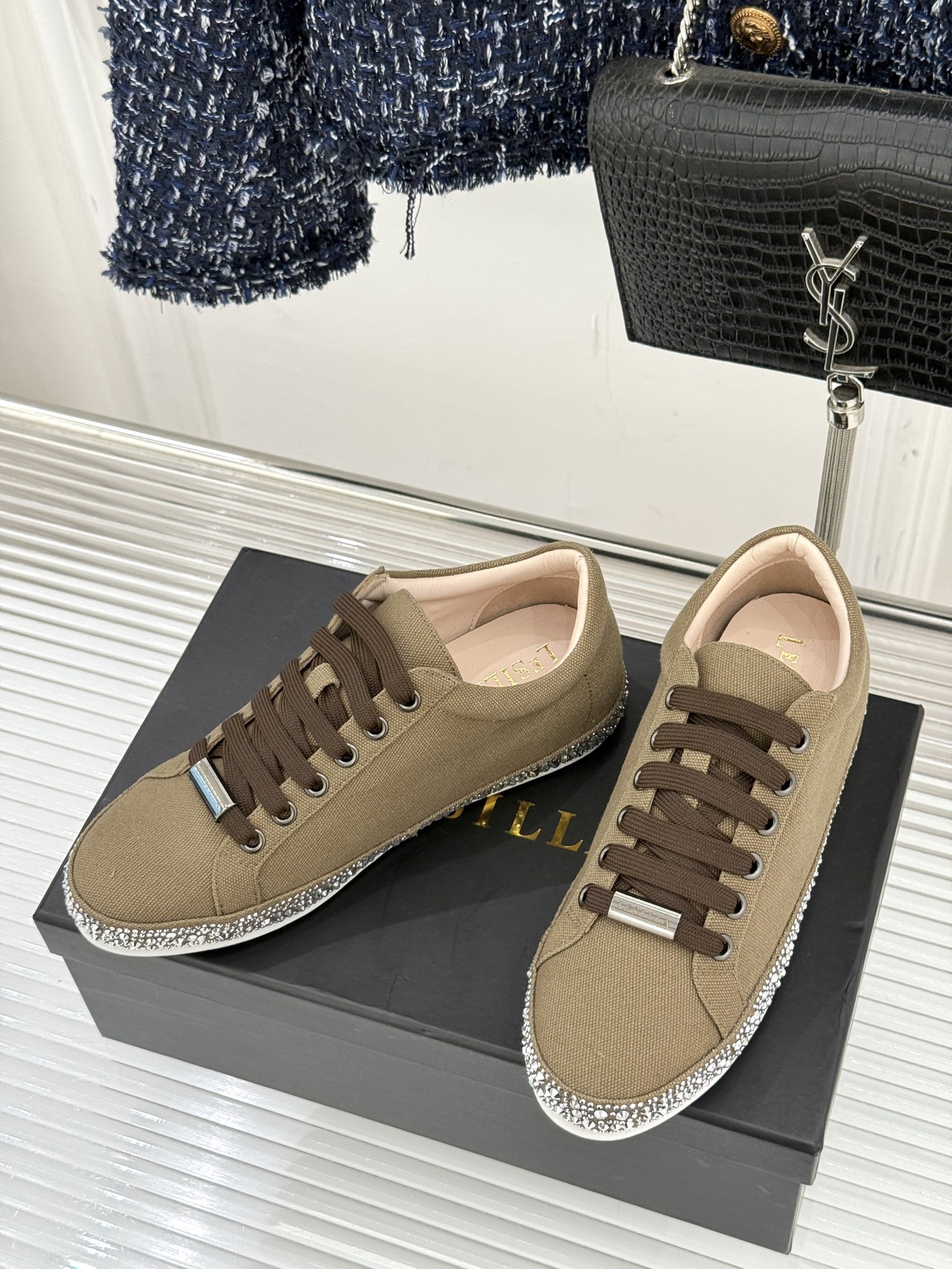 Le Silla26WF新品水钻帆布鞋板鞋把意式红毯星光揉进日常步履经典板鞋廓形藏住随性松弛鞋底缀以水钻