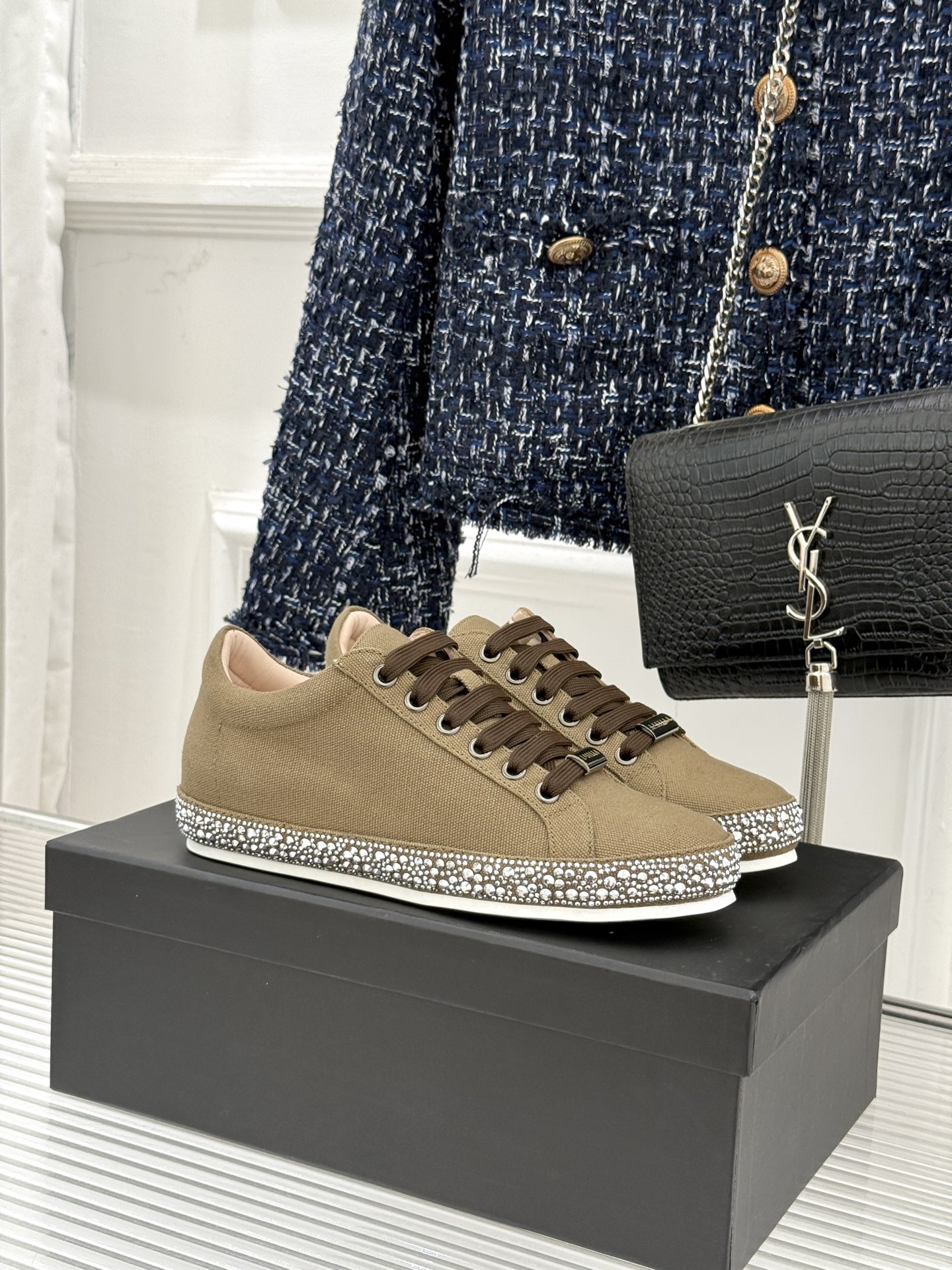 Le Silla26WF新品水钻帆布鞋板鞋把意式红毯星光揉进日常步履经典板鞋廓形藏住随性松弛鞋底缀以水钻