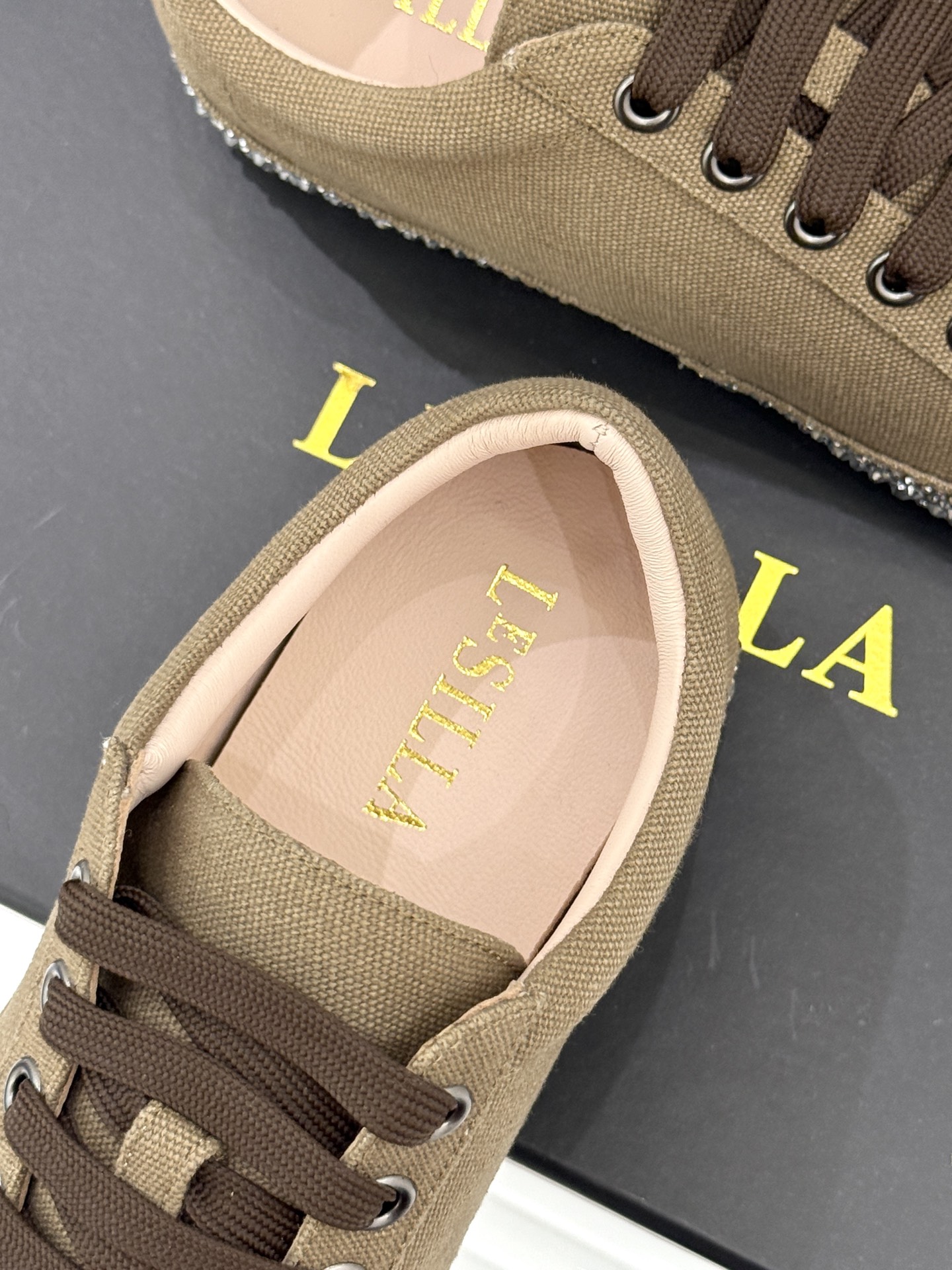 Le Silla26WF新品水钻帆布鞋板鞋把意式红毯星光揉进日常步履经典板鞋廓形藏住随性松弛鞋底缀以水钻