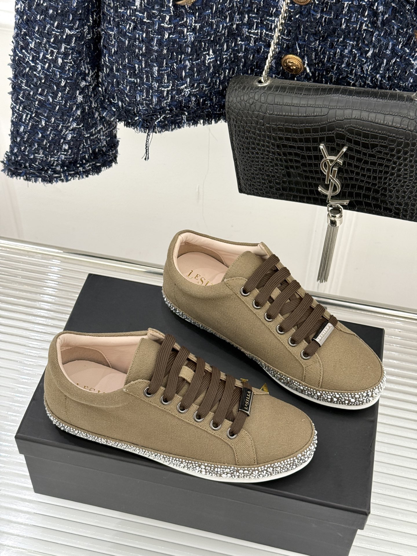 Le Silla26WF新品水钻帆布鞋板鞋把意式红毯星光揉进日常步履经典板鞋廓形藏住随性松弛鞋底缀以水钻