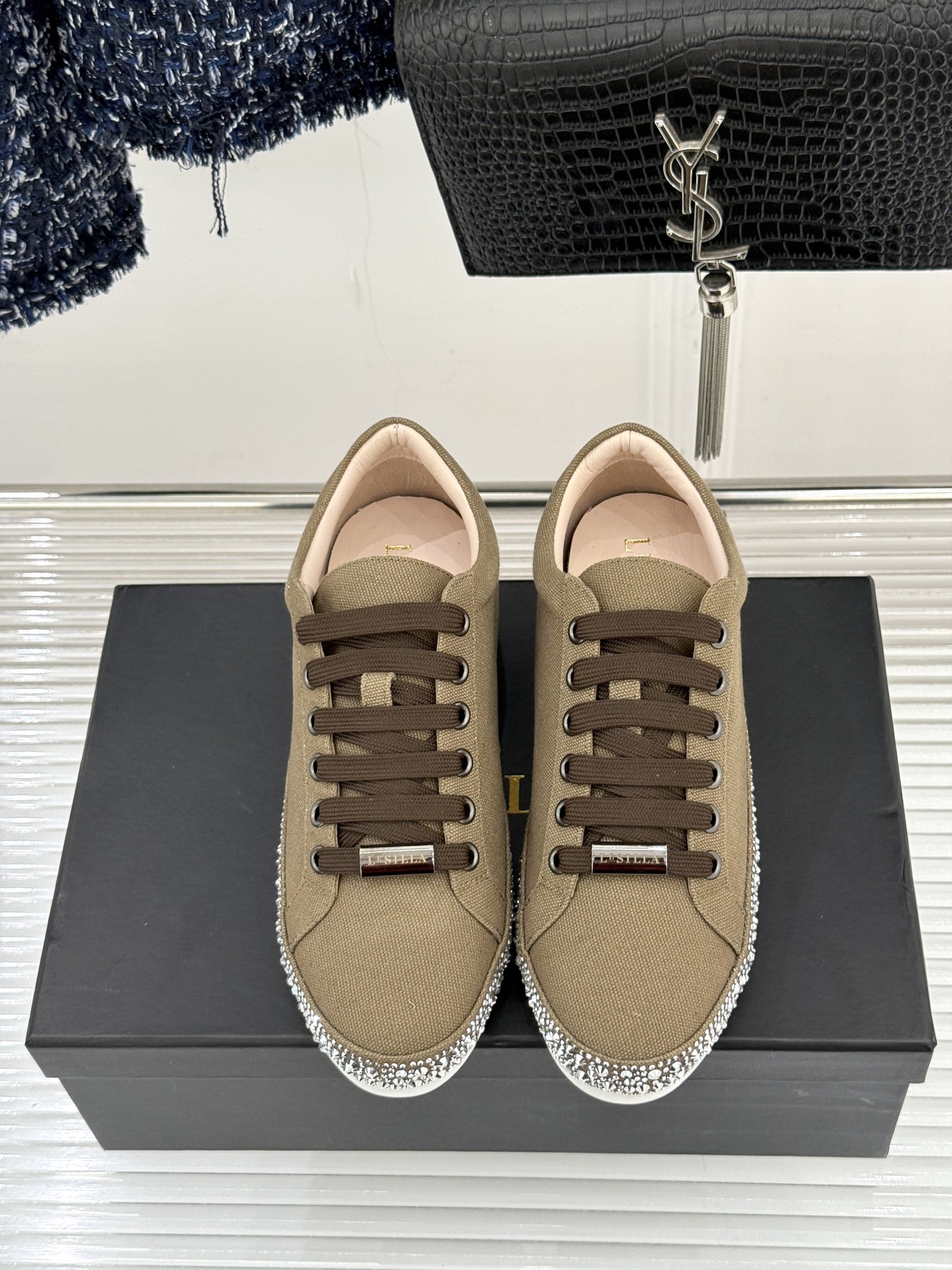 Le Silla26WF新品水钻帆布鞋板鞋把意式红毯星光揉进日常步履经典板鞋廓形藏住随性松弛鞋底缀以水钻