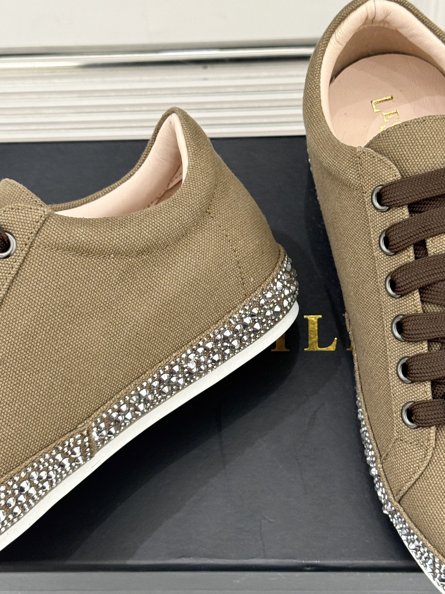 Le Silla26WF新品水钻帆布鞋板鞋把意式红毯星光揉进日常步履经典板鞋廓形藏住随性松弛鞋底缀以水钻